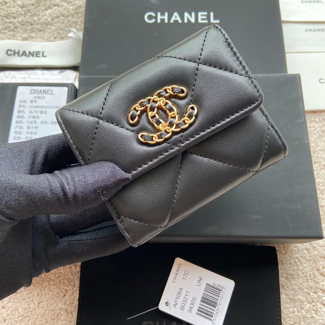 Xiaoxiang imported Italian grained calfskin Item number: AP2128 💰: 520 Size: w10×h11×d3cm Color: black sheepskin, gold hardware, red lining