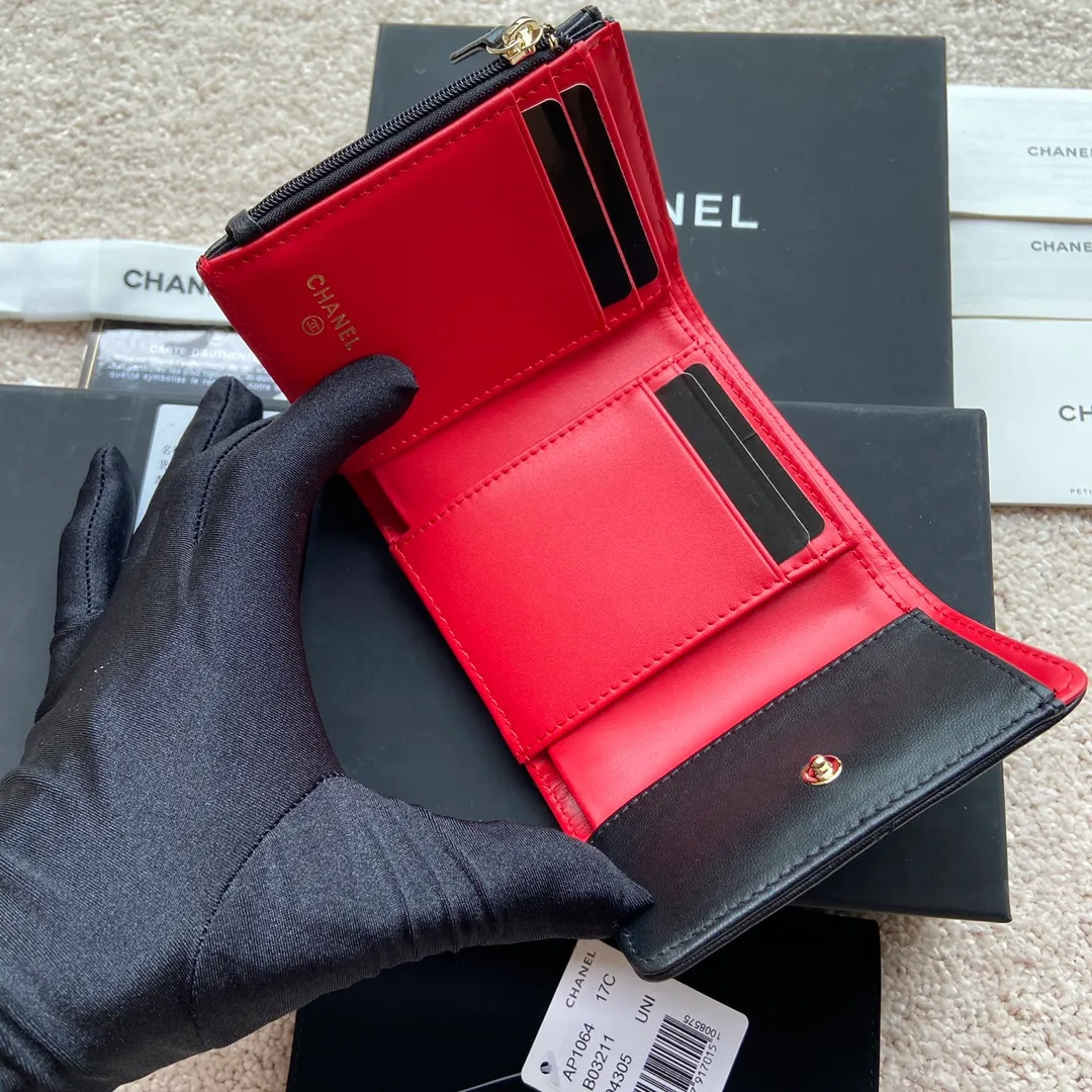 Xiaoxiang imported Italian grained calfskin Item number: AP2128 💰: 520 Size: w10×h11×d3cm Color: black sheepskin, gold hardware, red lining