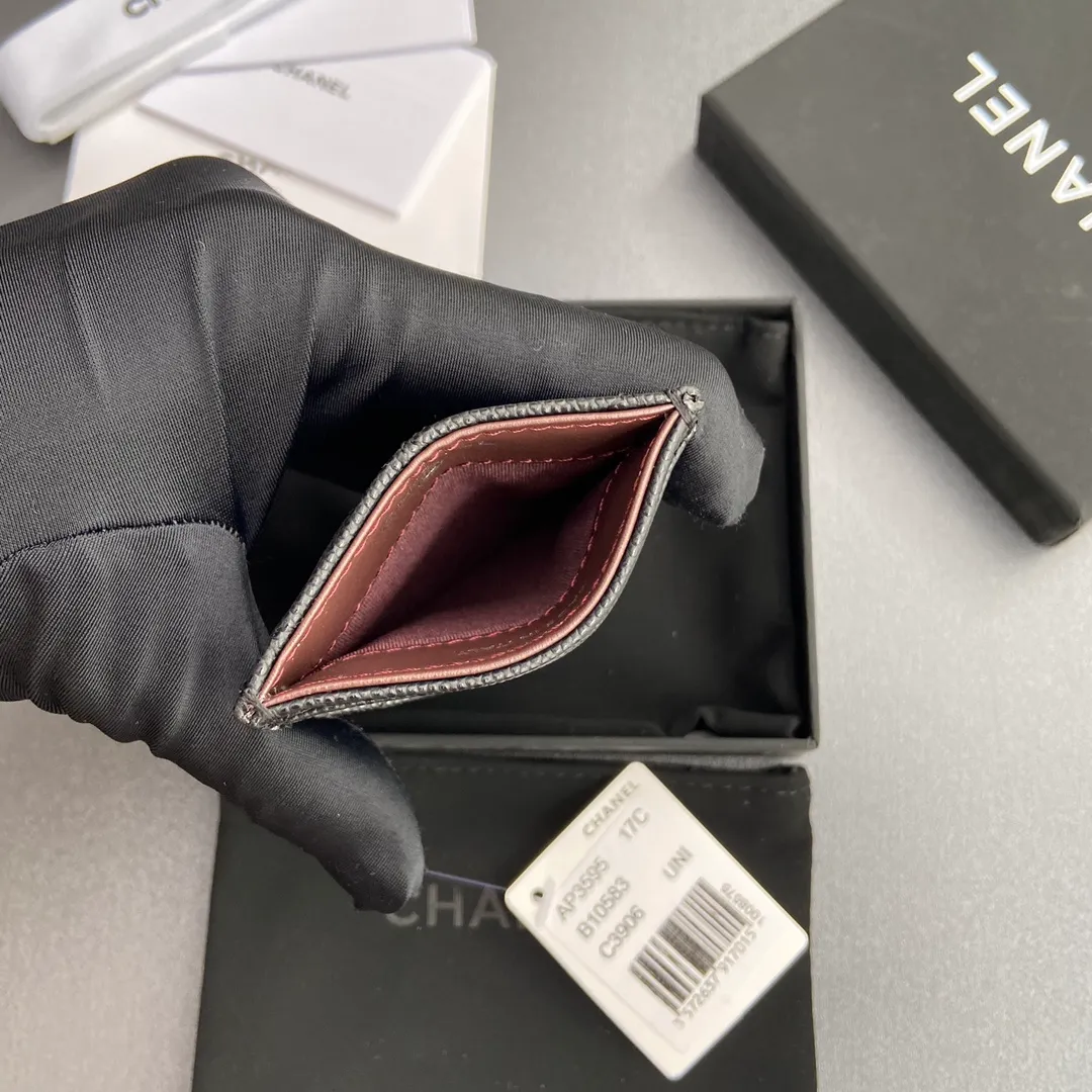 [Special grade hardware original leather] ¥240 Xiaoxiang card holder series Quilted card holder with iconic metal logo Silver tone metal hardware, exclusive Italian imported leather 5 card slots No.: 3595 Size: w8×11.5cm