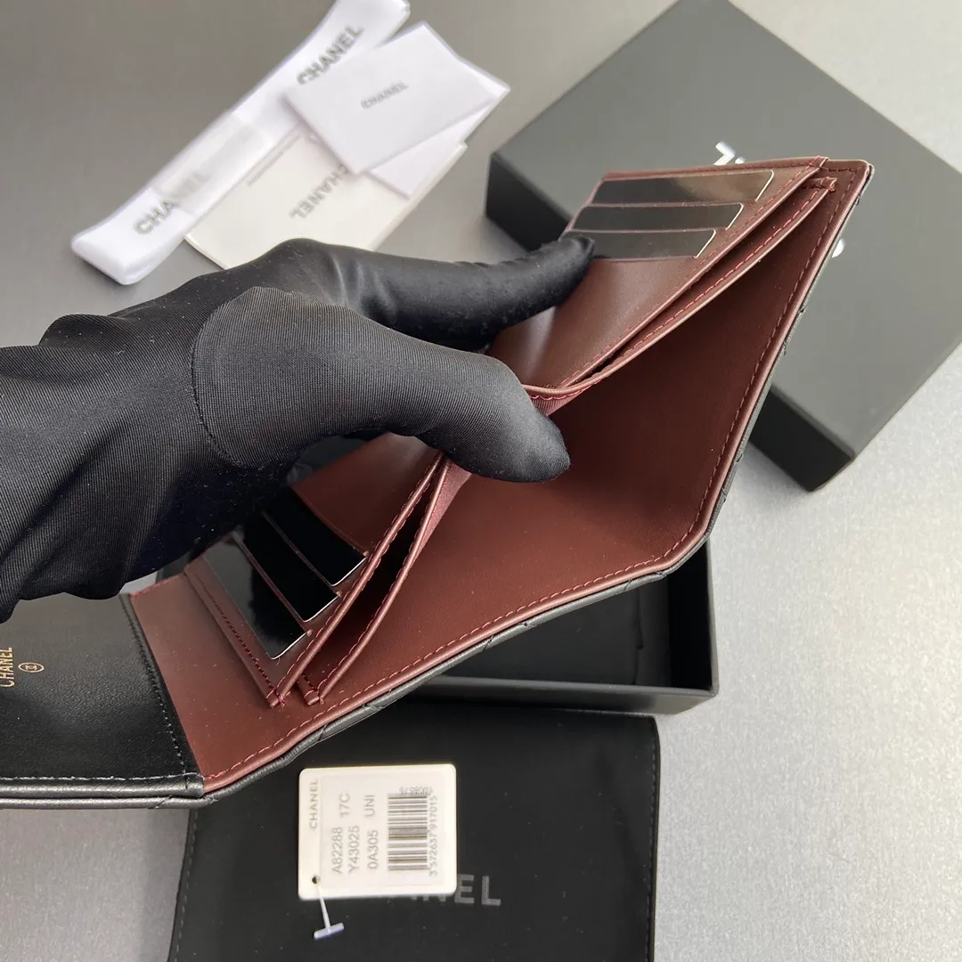 [Imported leather from Italy] ¥440 Special black sheep leather Gold tone metal hardware 6 card slots 1 banknote compartment 1 coin zipper bag No.: 82288 Size: w10.5×h11.5×d3cm