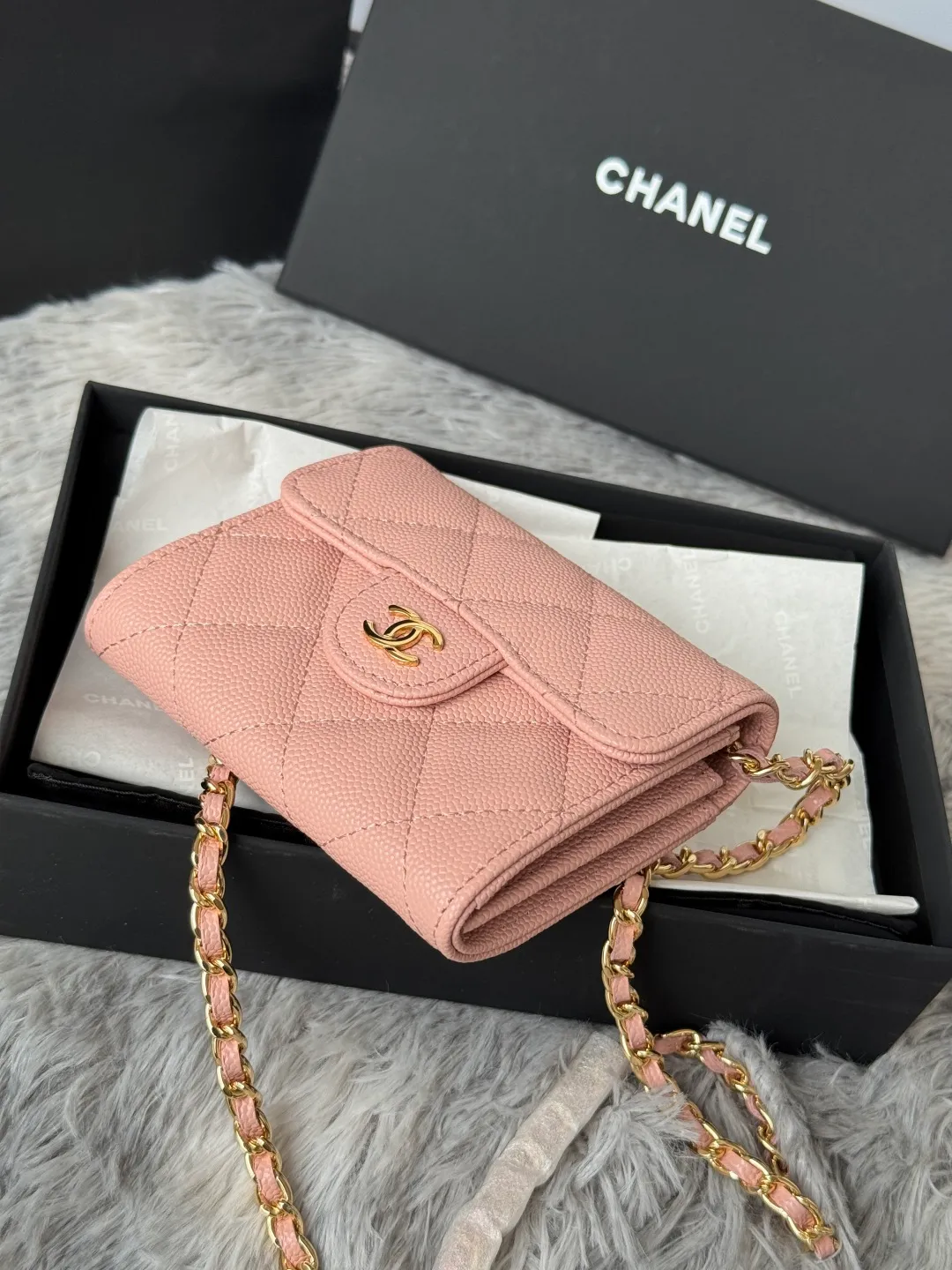 💰360💰Xiaoxiang chain bag, mini cute version. Can hold lipstick, credit card and some small change. Style number: A81082 Size: 8.5*12.5*2.5cm. Full set of packaging, box card, ribbon and cloth bag. Made of caviar cowhide, original quality. Exclusive photography🎬