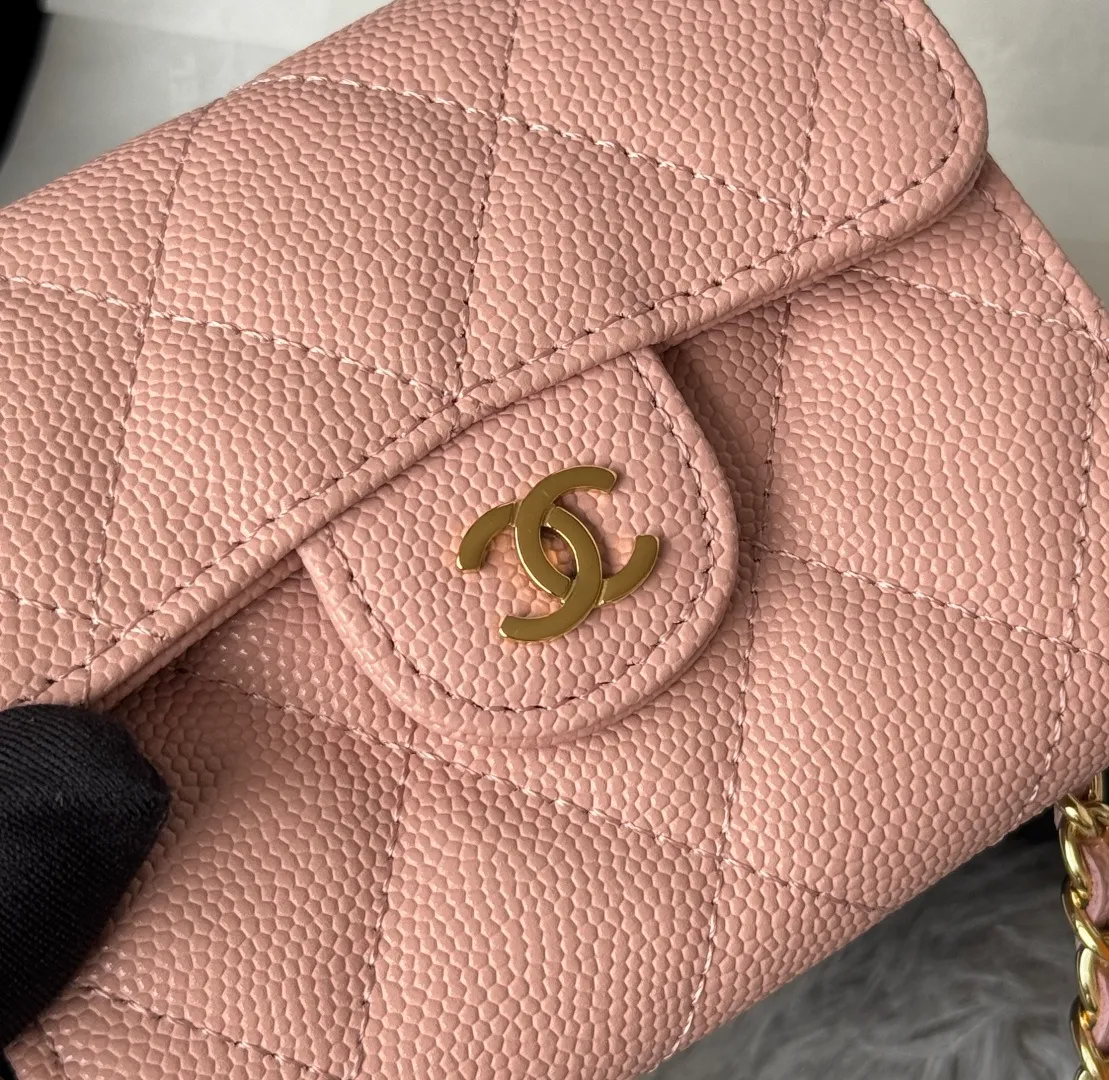 💰360💰Xiaoxiang chain bag, mini cute version. Can hold lipstick, credit card and some small change. Style number: A81082 Size: 8.5*12.5*2.5cm. Full set of packaging, box card, ribbon and cloth bag. Made of caviar cowhide, original quality. Exclusive photography🎬