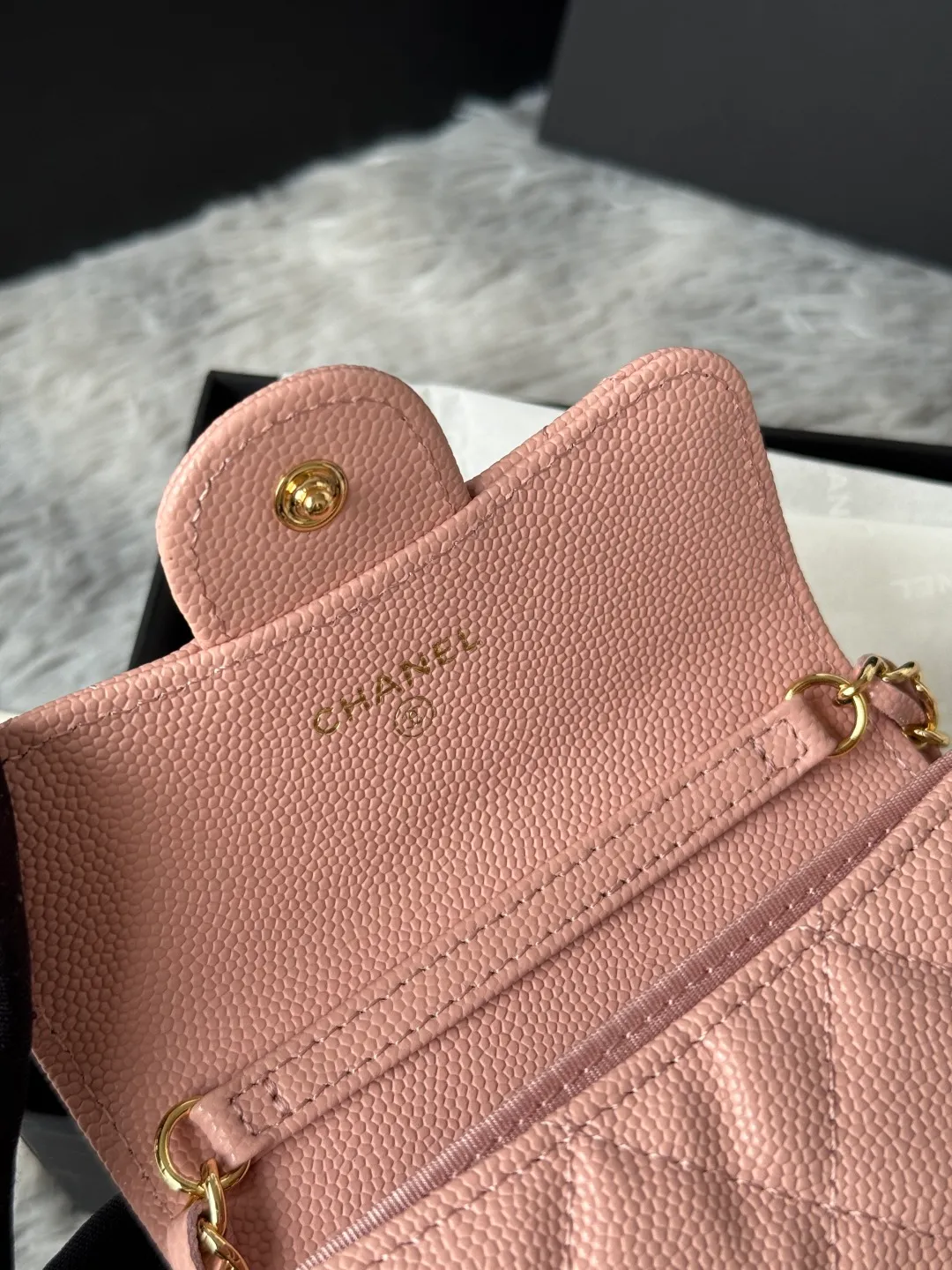 💰360💰Xiaoxiang chain bag, mini cute version. Can hold lipstick, credit card and some small change. Style number: A81082 Size: 8.5*12.5*2.5cm. Full set of packaging, box card, ribbon and cloth bag. Made of caviar cowhide, original quality. Exclusive photography🎬