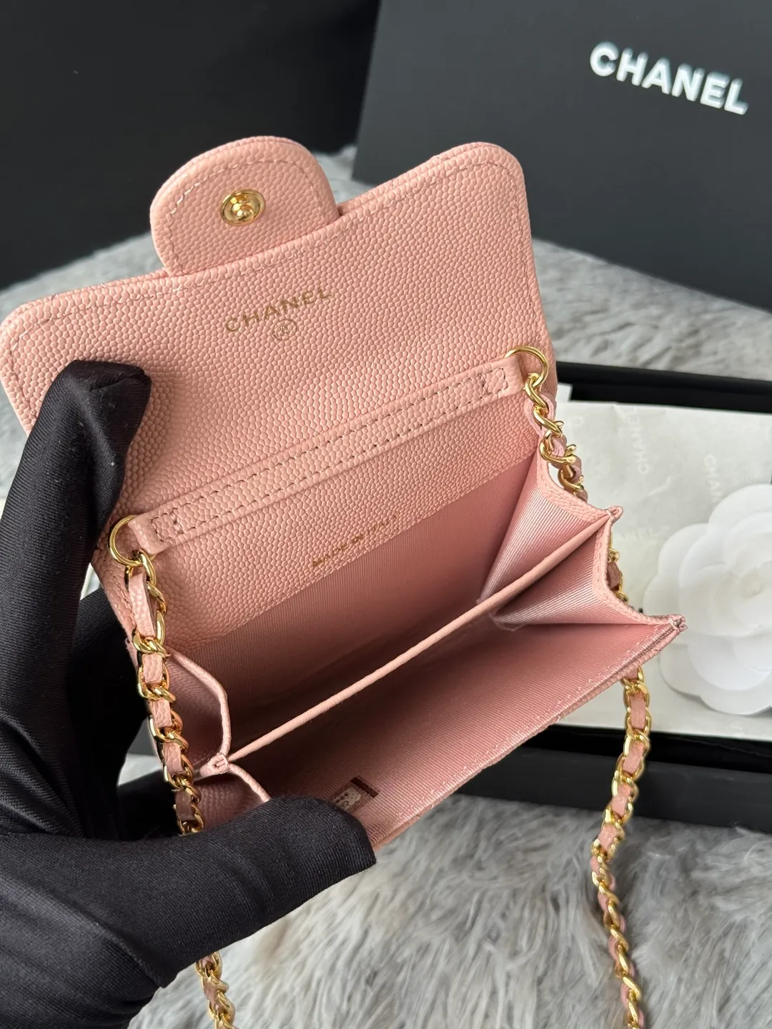 💰360💰Xiaoxiang chain bag, mini cute version. Can hold lipstick, credit card and some small change. Style number: A81082 Size: 8.5*12.5*2.5cm. Full set of packaging, box card, ribbon and cloth bag. Made of caviar cowhide, original quality. Exclusive photography🎬