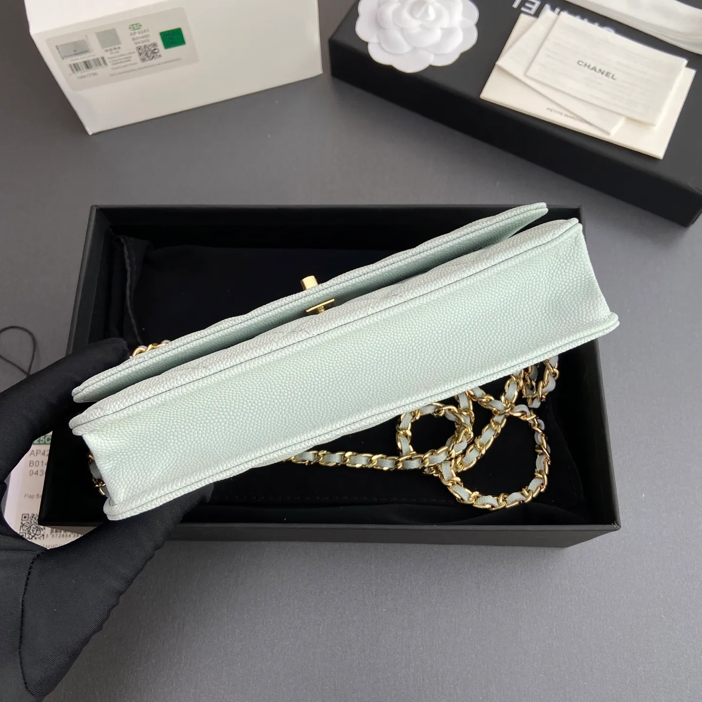 Xiaoxiang imported Italian lambskin [upgraded version] Item number: AP8482 💰700 Size: w20×h13×d3.5cm Color: light blue fine ball pattern golden steel mark