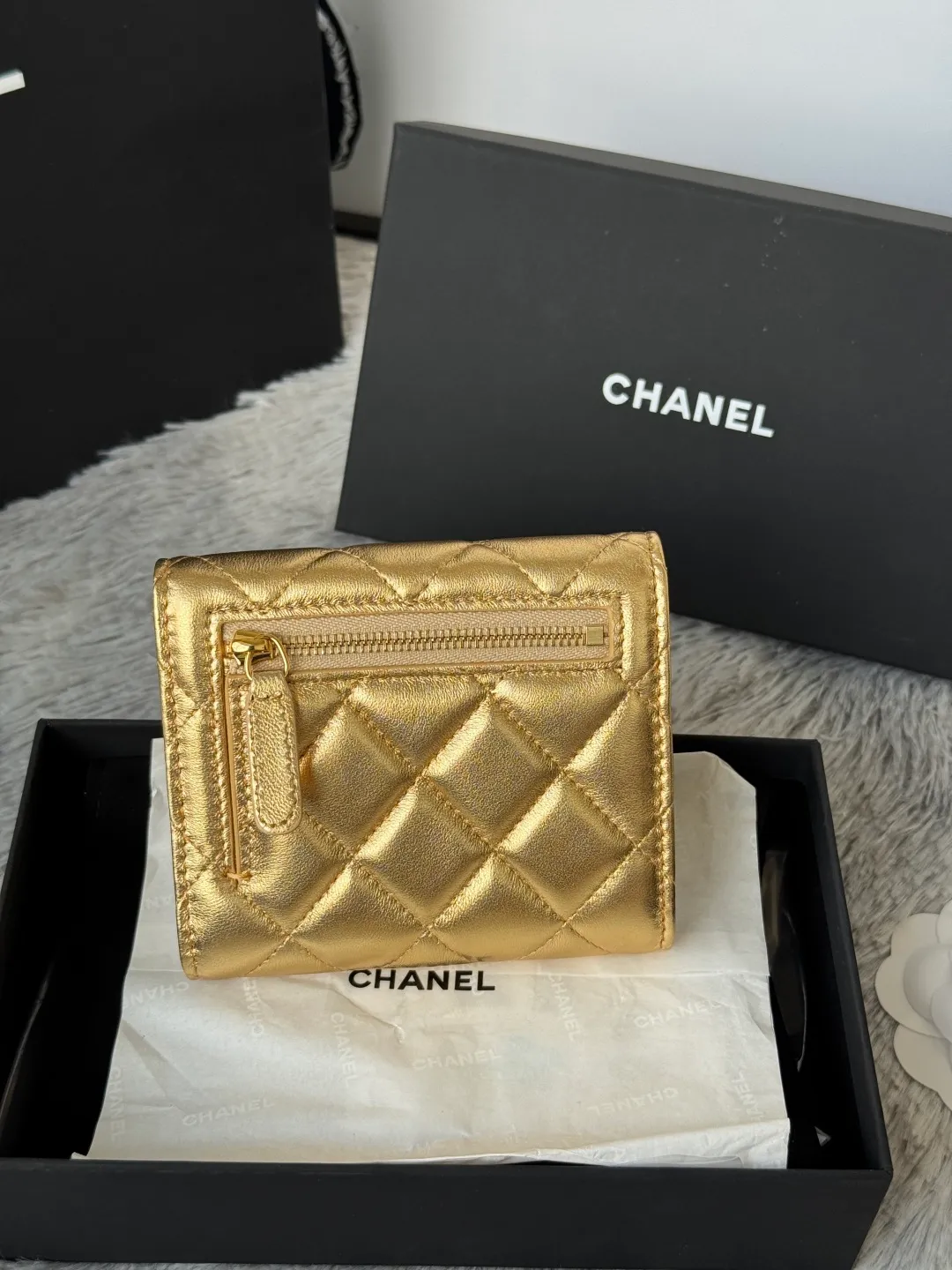 💰440💰 Lambskin CF short tri-fold wallet is now available! Chanel Grandma Xiang has 6 card slots, and there is a coin purse at the back, so you can put 2,000 Mao Zedong without any trouble at all! Delicate leather and gold hardware! Full of fashion sense, very fashionable, can be held in hand, can be put in the bag, very good for storage. Style number: 82288, size 10.5*11.5*3cm, color as shown in the picture, exclusive real shot