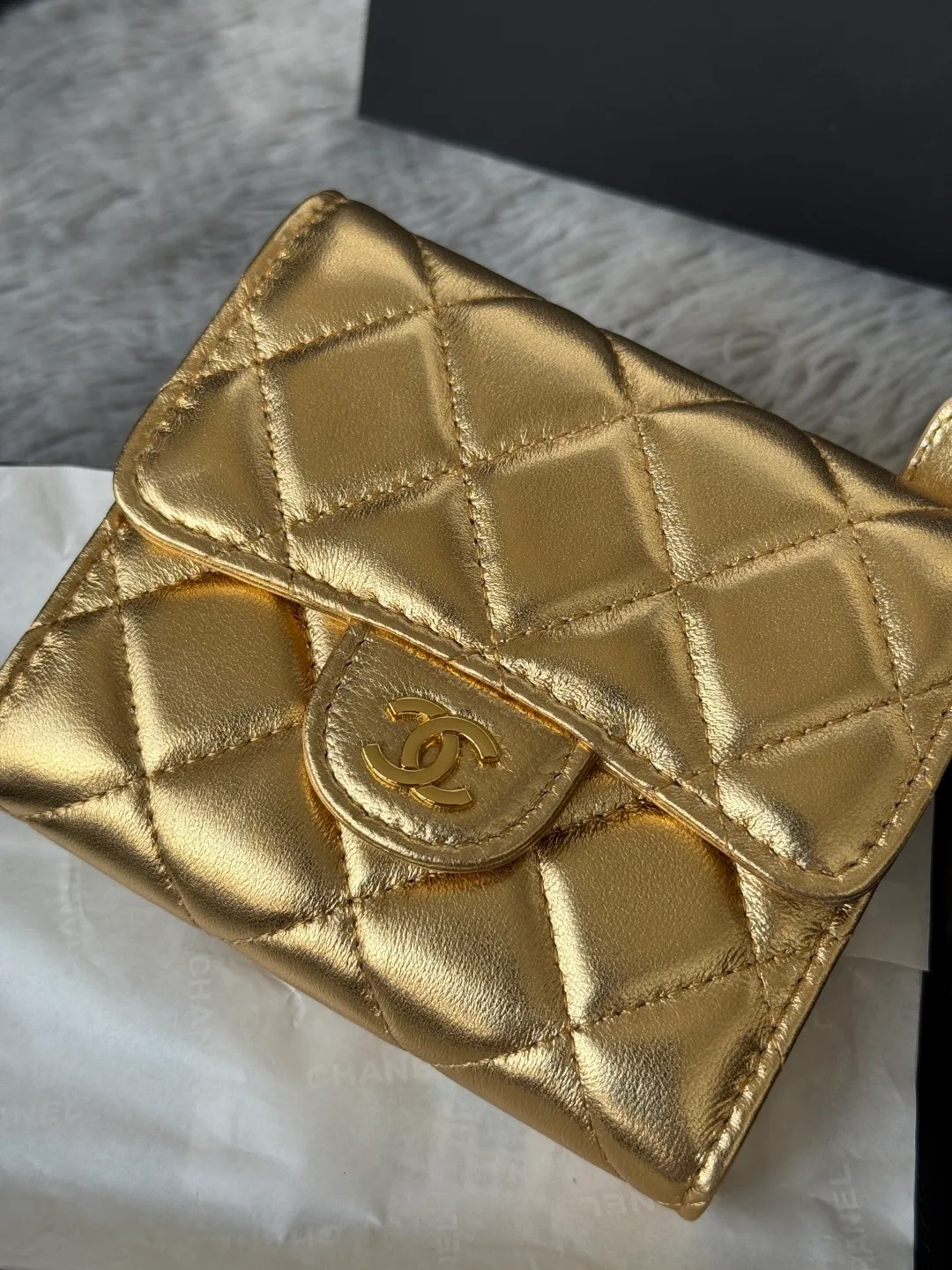 💰440💰 Lambskin CF short tri-fold wallet is now available! Chanel Grandma Xiang has 6 card slots, and there is a coin purse at the back, so you can put 2,000 Mao Zedong without any trouble at all! Delicate leather and gold hardware! Full of fashion sense, very fashionable, can be held in hand, can be put in the bag, very good for storage. Style number: 82288, size 10.5*11.5*3cm, color as shown in the picture, exclusive real shot