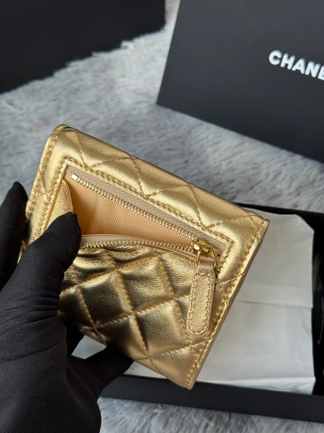 💰440💰 Lambskin CF short tri-fold wallet is now available! Chanel Grandma Xiang has 6 card slots, and there is a coin purse at the back, so you can put 2,000 Mao Zedong without any trouble at all! Delicate leather and gold hardware! Full of fashion sense, very fashionable, can be held in hand, can be put in the bag, very good for storage. Style number: 82288, size 10.5*11.5*3cm, color as shown in the picture, exclusive real shot