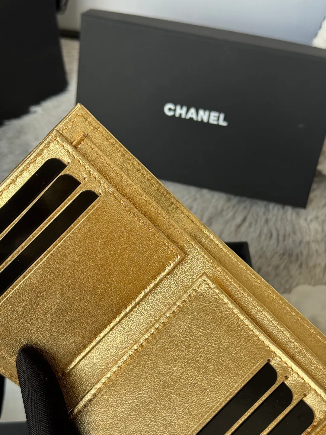 💰440💰 Lambskin CF short tri-fold wallet is now available! Chanel Grandma Xiang has 6 card slots, and there is a coin purse at the back, so you can put 2,000 Mao Zedong without any trouble at all! Delicate leather and gold hardware! Full of fashion sense, very fashionable, can be held in hand, can be put in the bag, very good for storage. Style number: 82288, size 10.5*11.5*3cm, color as shown in the picture, exclusive real shot