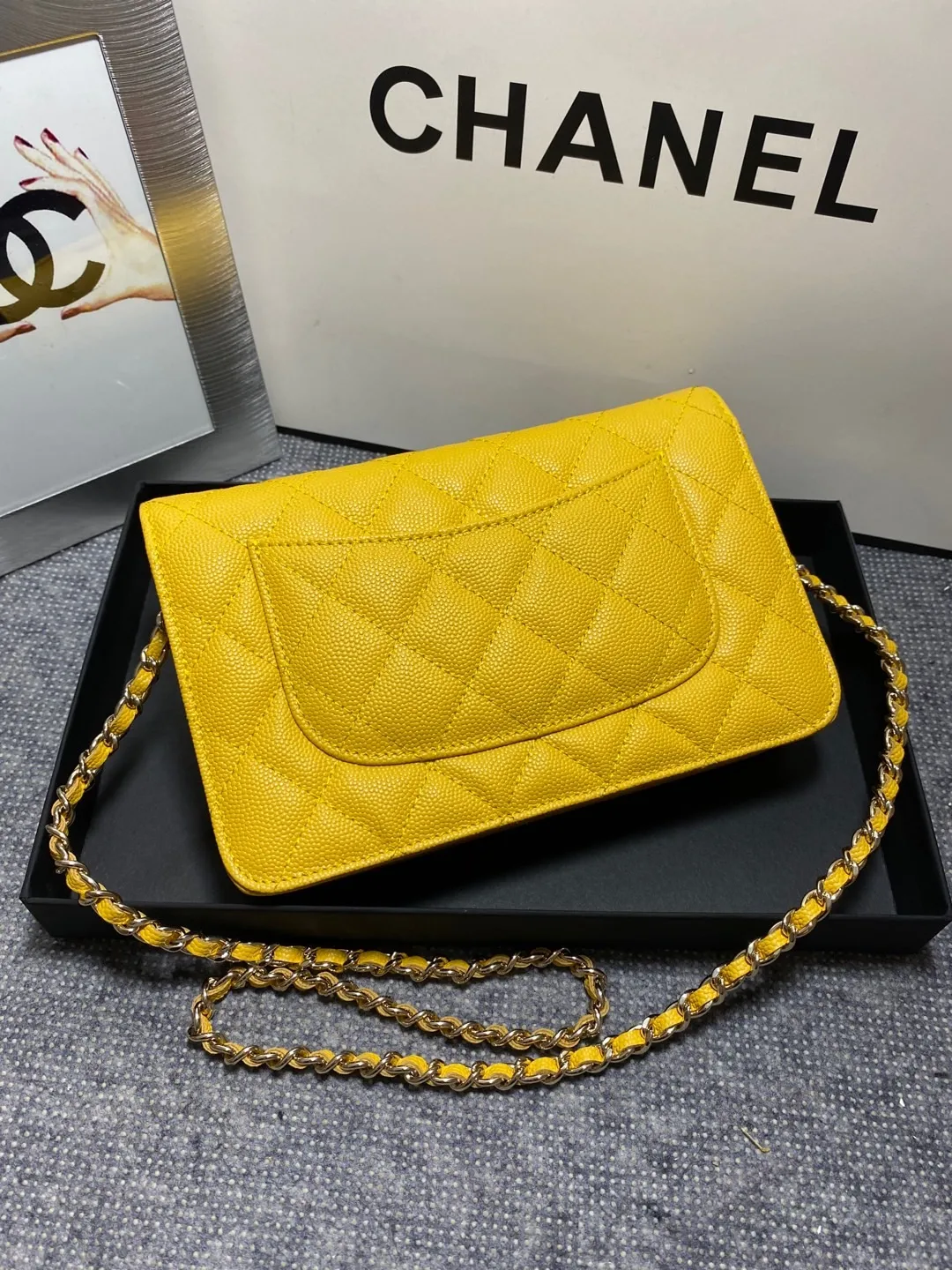 In stock ✨✨Chane🎶Chain wallet, grained embossed calfskin and lacquered gold metal. Its logo is a double C made of three different colors of gemstones. It is very eye-catching! Although it is caviar cowhide, it feels softer than ordinary caviar cowhide and is very durable. A must buy🤭 Size 19cm💰960