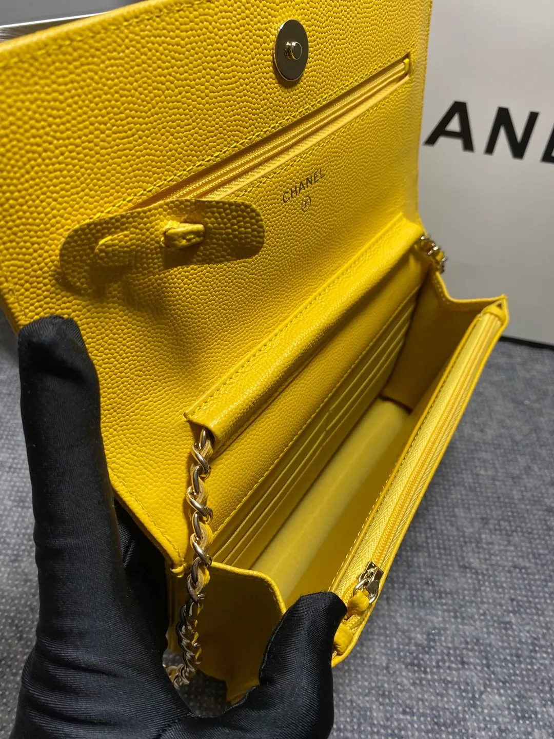 In stock ✨✨Chane🎶Chain wallet, grained embossed calfskin and lacquered gold metal. Its logo is a double C made of three different colors of gemstones. It is very eye-catching! Although it is caviar cowhide, it feels softer than ordinary caviar cowhide and is very durable. A must buy🤭 Size 19cm💰960