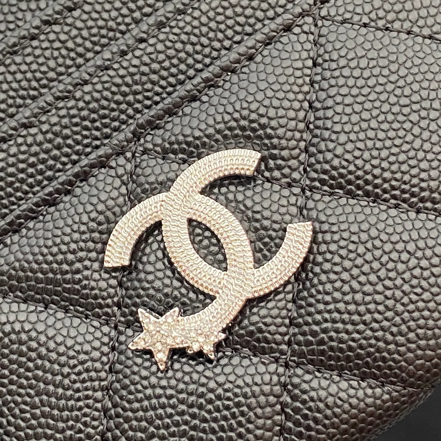25b new series caviar cowhide with stars⭐logo shiny blingblibg~card holder series Item number: AP 9628 Price: 300 Size: w11×h10cm Color: black fine ball pattern silver star hardware