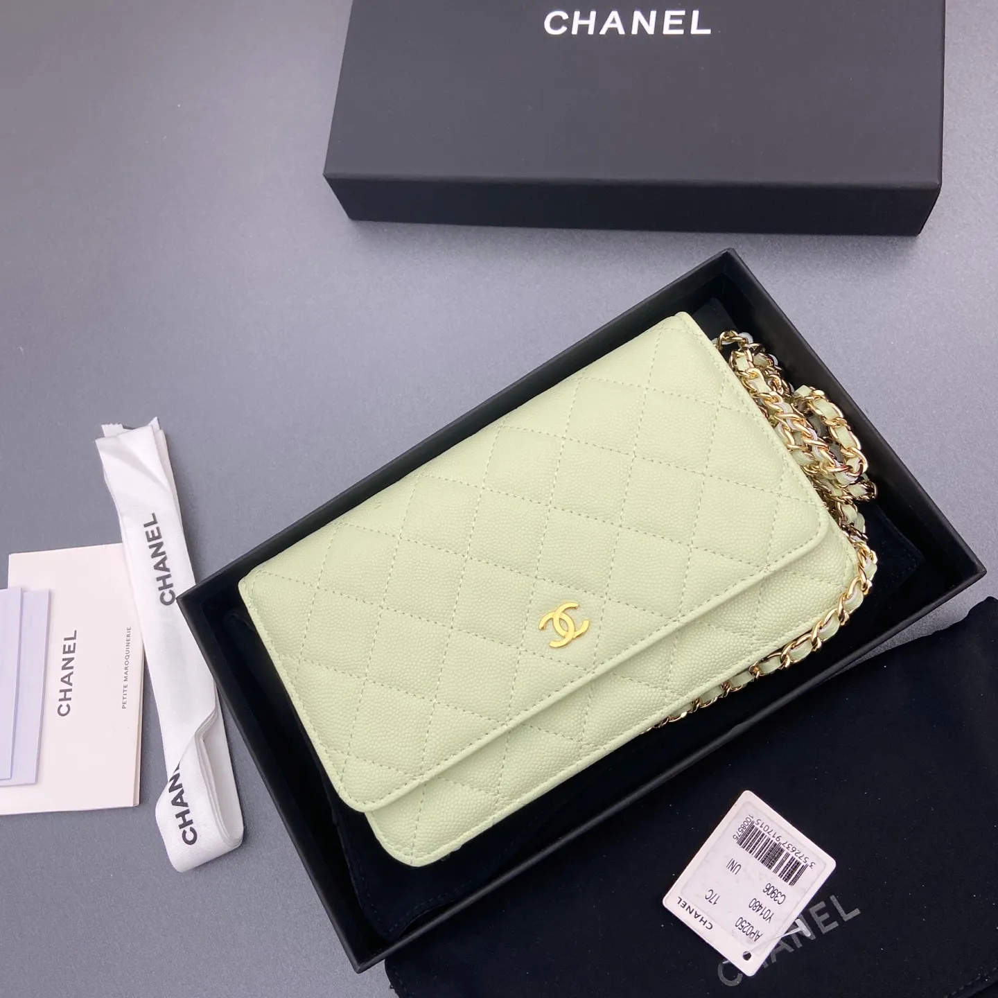 Xiaoxiang imported Italian caviar cowhide Item No.: A0250 Price: 640 Size: w20×h13×d3.5cm Color: Light green fine ball pattern gold steel mark