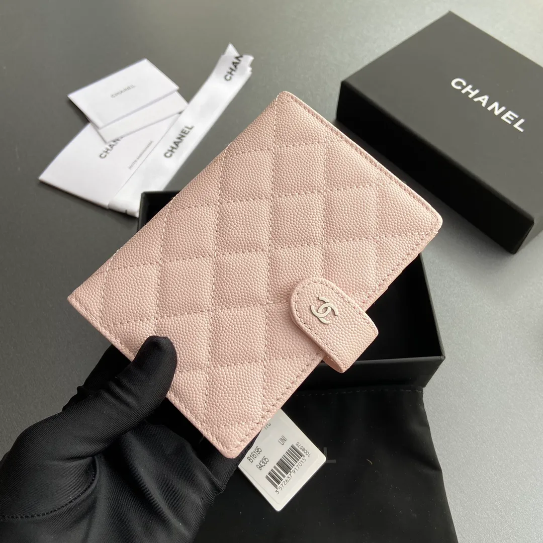 [Special grade hardware original leather] 💰440 Xiaoxiang Passport Holder Series Quilted with iconic metal logo Silver tone metal hardware, special Italian imported leather 4 card slots, 1 small zipper pocket. 1 banknote compartment, 1 passport holder card slot No.: 96066 Light pink fine ball silver Size: w10×h14×d2cm