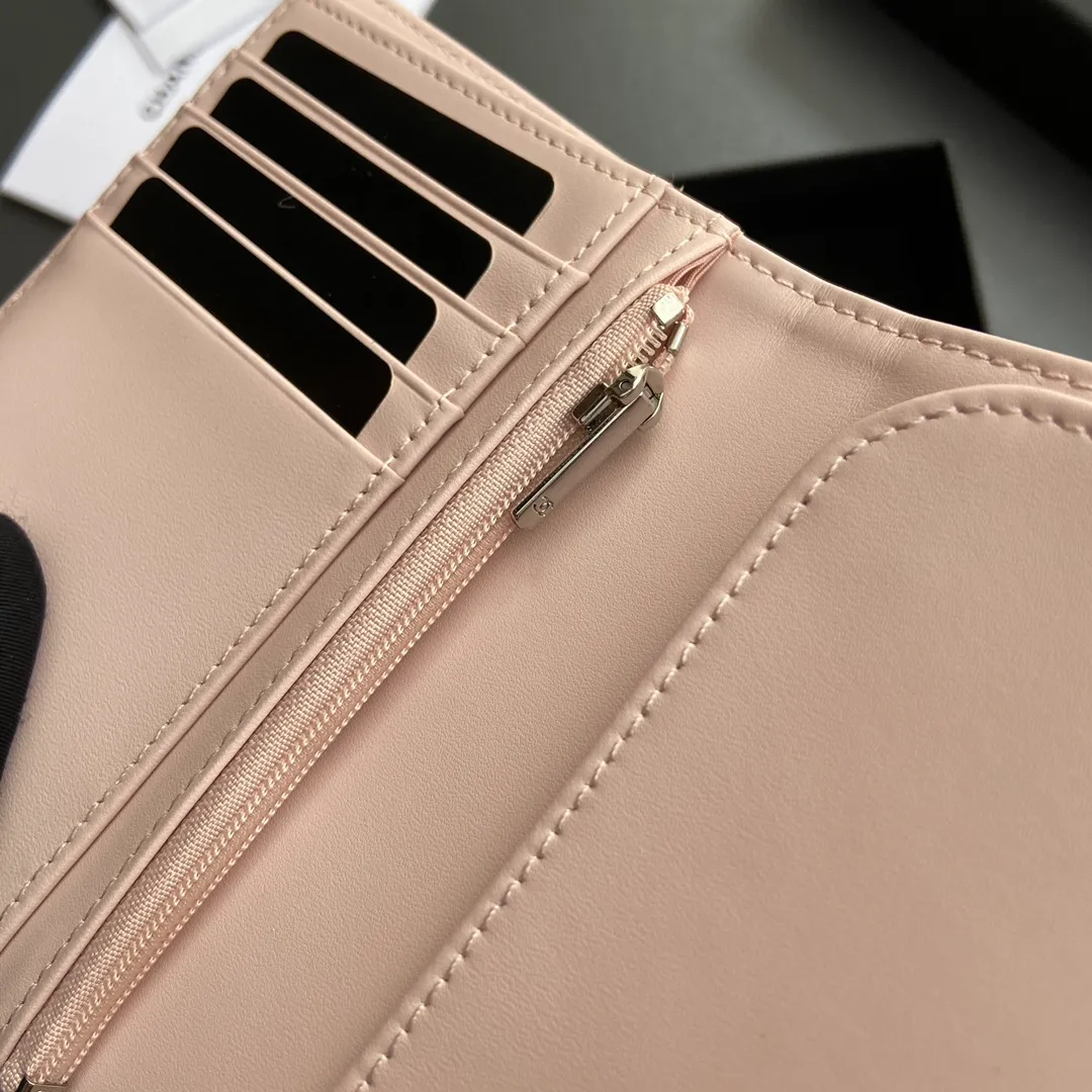 [Special grade hardware original leather] 💰440 Xiaoxiang Passport Holder Series Quilted with iconic metal logo Silver tone metal hardware, special Italian imported leather 4 card slots, 1 small zipper pocket. 1 banknote compartment, 1 passport holder card slot No.: 96066 Light pink fine ball silver Size: w10×h14×d2cm