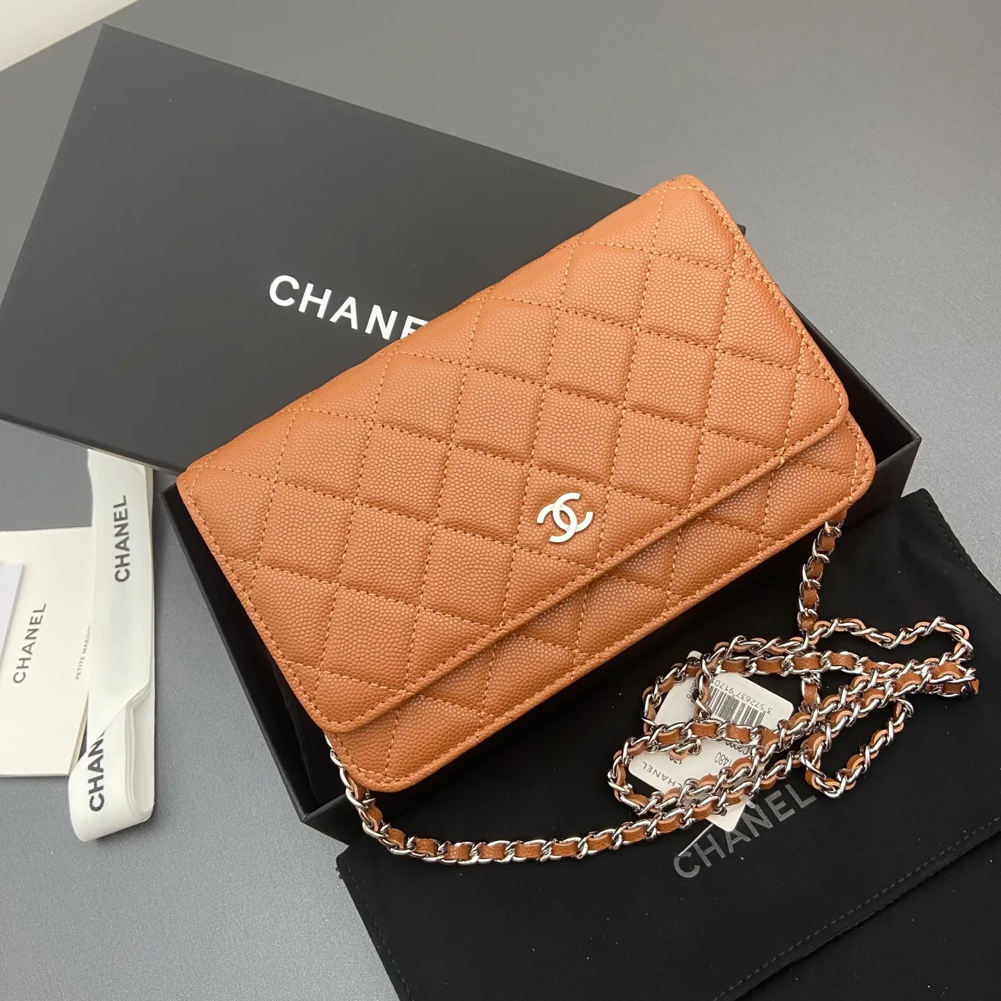 Xiaoxiang imported Italian caviar cowhide Item No.: A0250 Price: 640 Size: w20×h13×d3.5cm Color: Fine ball pattern steel mark