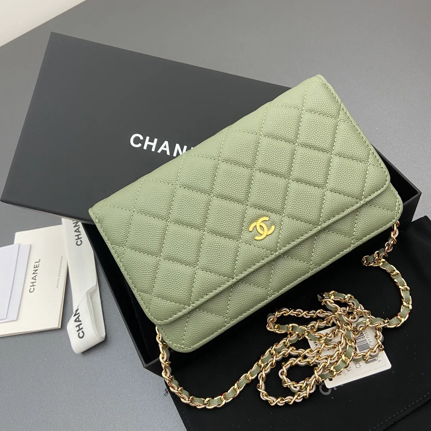 Xiaoxiang imported Italian caviar cowhide Item No.: A0250 Price: 640 Size: w20×h13×d3.5cm Color: Fine ball pattern steel mark