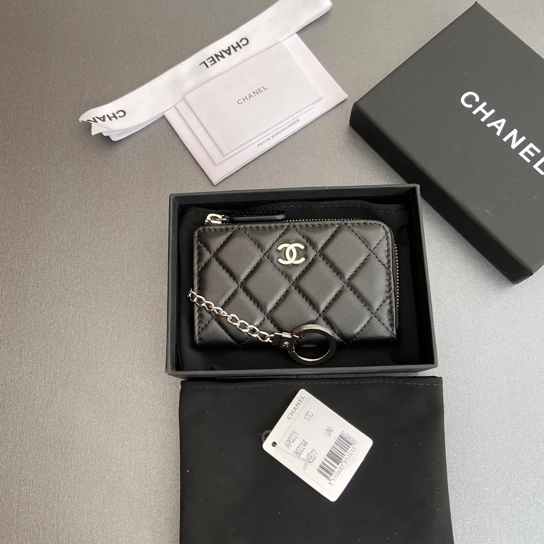 [Special grade hardware original leather] 💰320 Xiaoxiang small zipper bag card holder series Hook chain quilted card holder with iconic metal logo Silver tone metal hardware, special Italian imported leather 1 card slot wallet bag, 1 hook chain Number: 0221 Black Sheep Silver Size: w11.5×h7.5×1.5cm