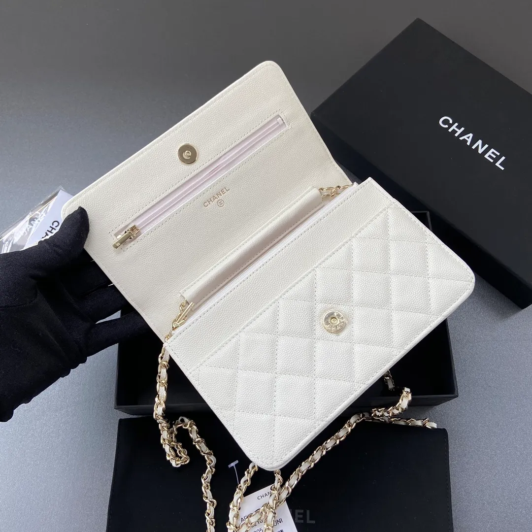 800💰Xiaoxiang imported Italian grained calfskin Item number: AP6360 Size: w20×h13×d3.5cm Color: White fine-grained gold steel mark