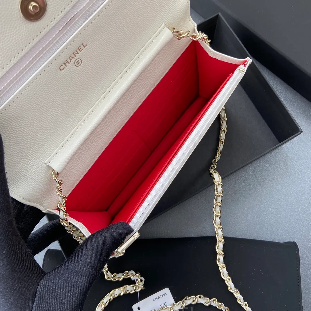 800💰Xiaoxiang imported Italian grained calfskin Item number: AP6360 Size: w20×h13×d3.5cm Color: White fine-grained gold steel mark