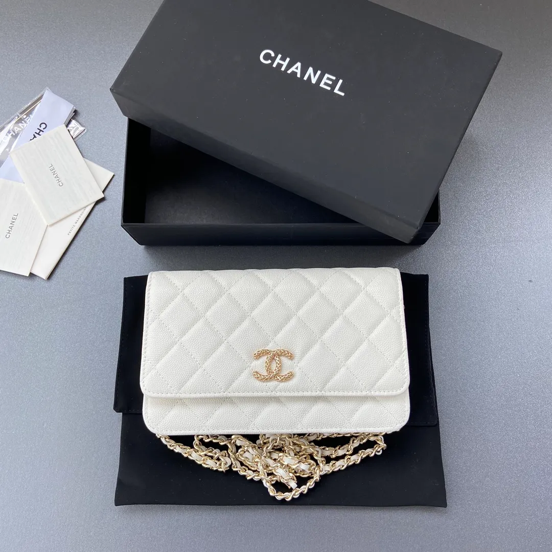 800💰Xiaoxiang imported Italian grained calfskin Item number: AP6360 Size: w20×h13×d3.5cm Color: White fine-grained gold steel mark
