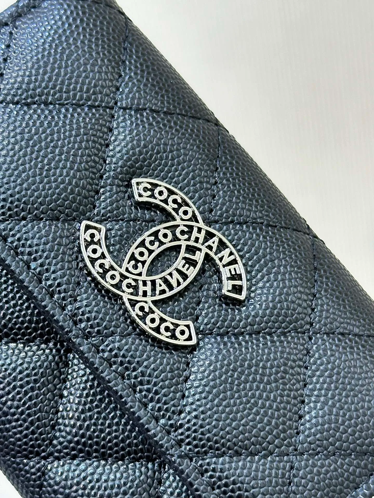 3832 In recent years, technology has become more and more advanced. You don’t need to carry so many cards and cash when you go out. The bags you carry are getting smaller and smaller. Long wallets are big and heavy and no one buys them. This kind of small coin purse is the most suitable!