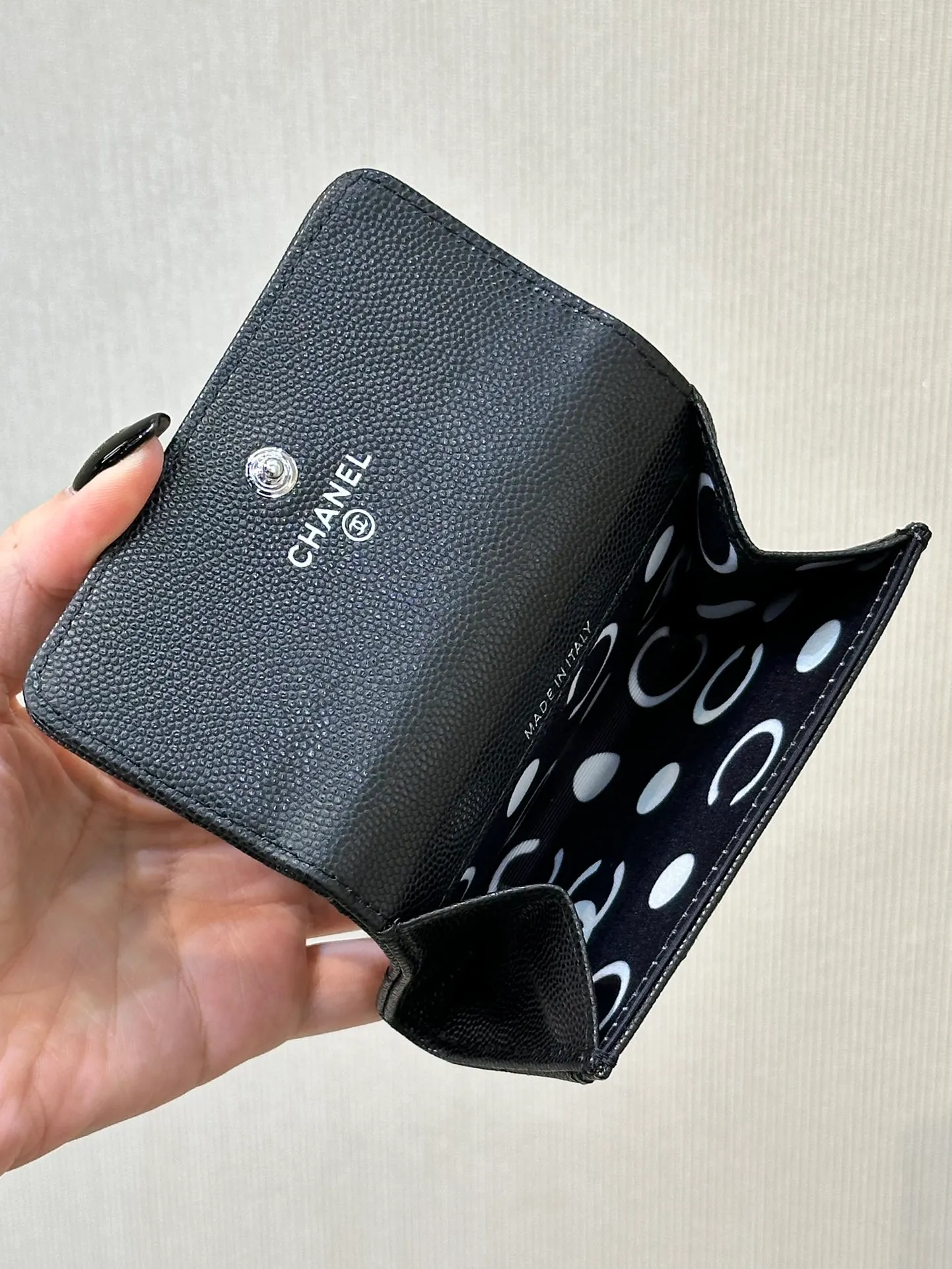 3832 In recent years, technology has become more and more advanced. You don’t need to carry so many cards and cash when you go out. The bags you carry are getting smaller and smaller. Long wallets are big and heavy and no one buys them. This kind of small coin purse is the most suitable!