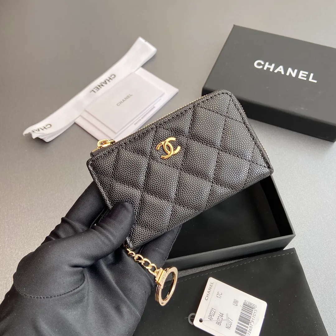 [Special grade hardware original leather] 💰320 Xiaoxiang small zipper bag card holder series Hook chain quilted card holder with iconic metal logo Gold tone metal hardware, special Italian imported leather 1 card slot wallet bag, 1 hook chain Number: 0221 Black thin ball light gold Size: w11.5×h7.5×1.5cm