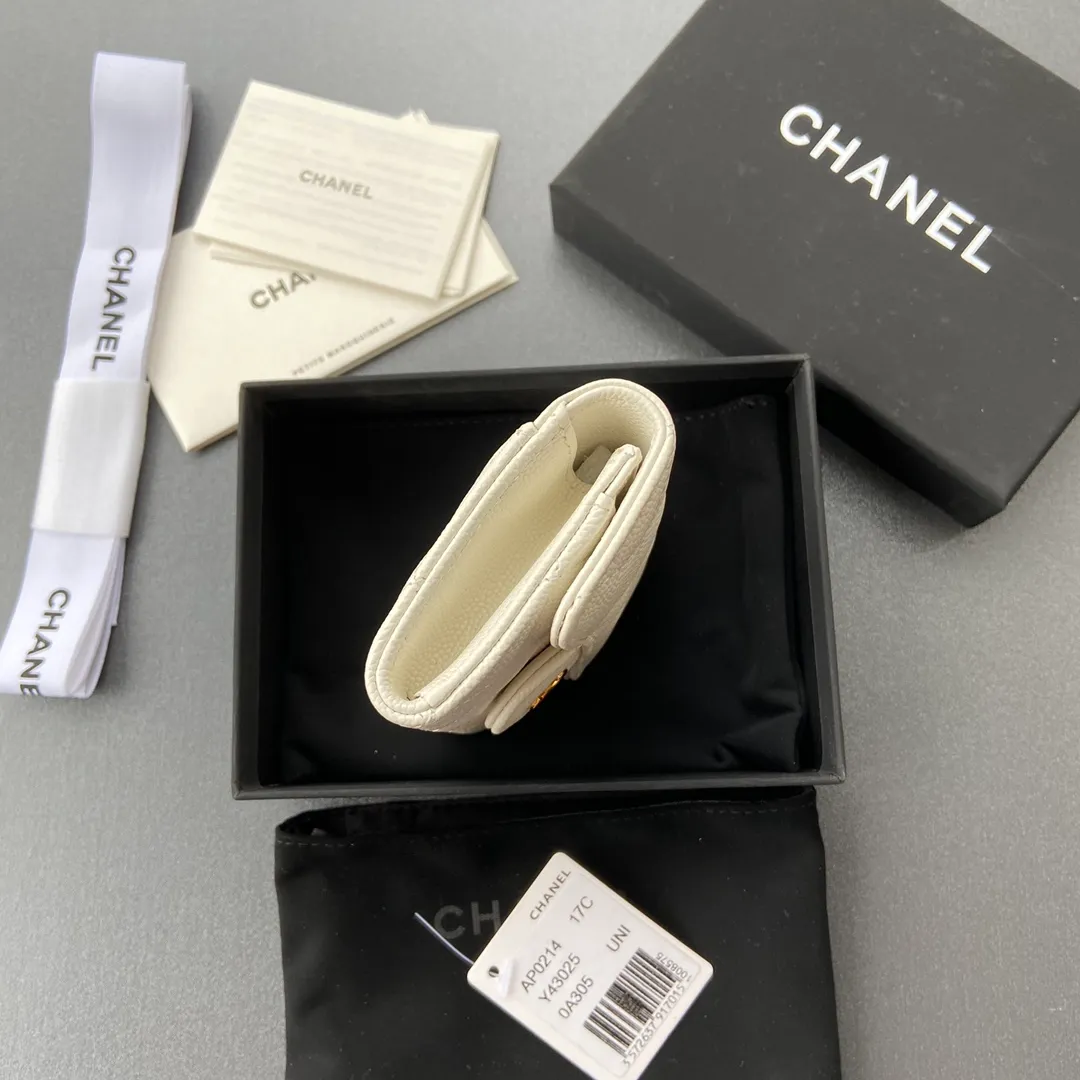 Xiaoxiang imported Italian leather Item number: AP428 Price: 260 Size: w11×h7cm Color: White fine ball pattern golden steel mark