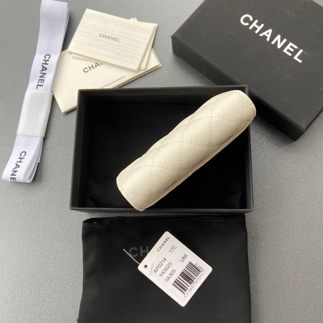 Xiaoxiang imported Italian leather Item number: AP428 Price: 260 Size: w11×h7cm Color: White fine ball pattern golden steel mark