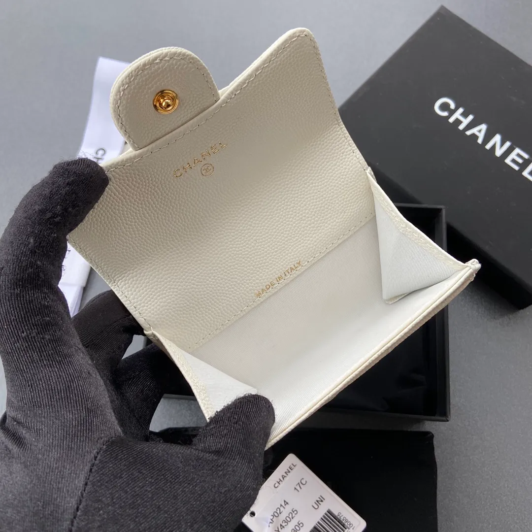 Xiaoxiang imported Italian leather Item number: AP428 Price: 260 Size: w11×h7cm Color: White fine ball pattern golden steel mark