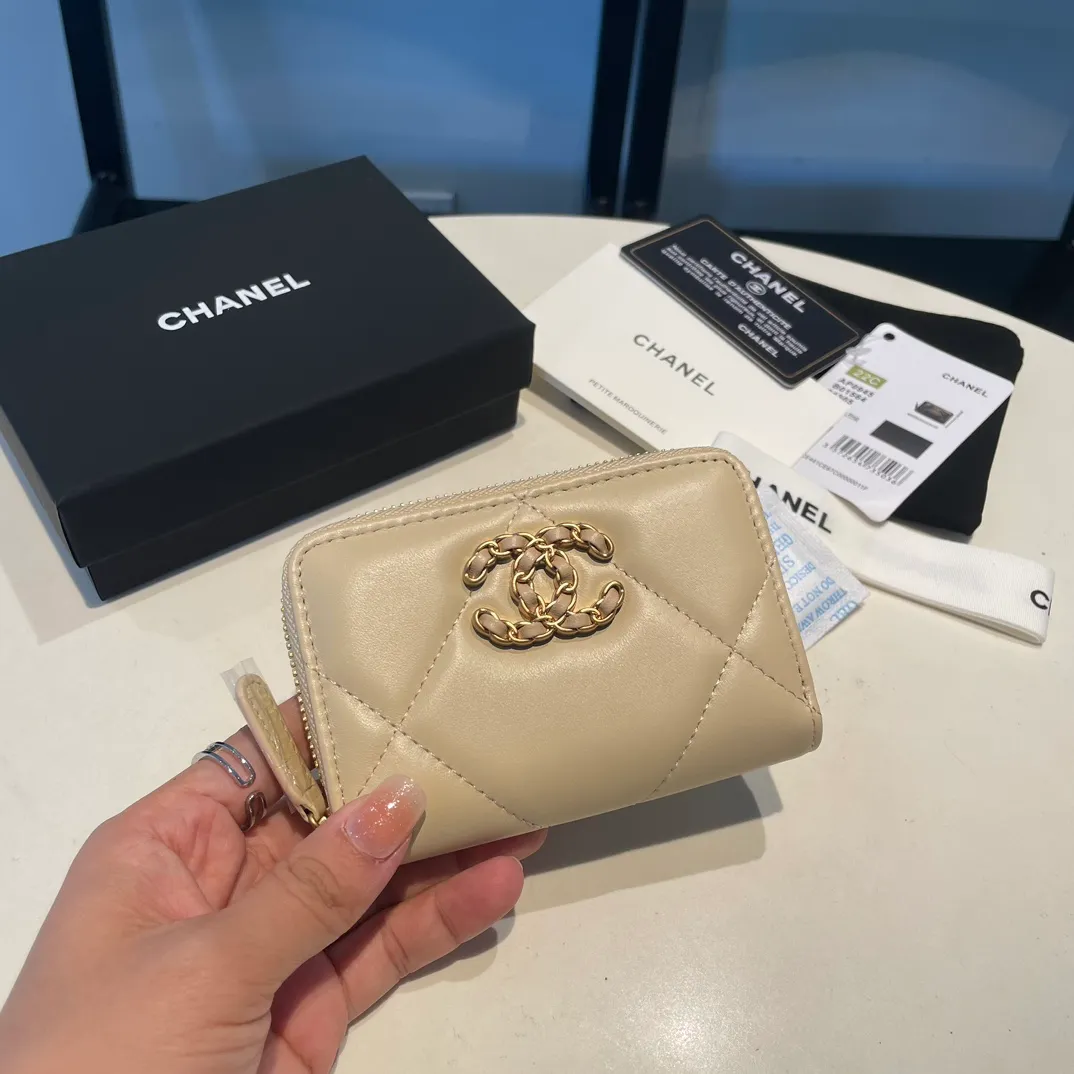 💰300😊 Upgraded version💋🆕 Ohanel new color🆕The latest zipper card holder, the texture of goatskin is invincible 😼The 19 series mainly promoted this season is the big rhombus, with a strong retro style👝Is there anyone who wants to buy each color🧸 The logo is eye-catching and unique, the goatskin has a light luster, and the temperament instantly ups and downs❣The fashionable style and style are also jointly created by Karl and Viard. The first series launched by the new artistic director will be a key recommendation of the brand from this year to next year, conveying the essence of the brand, with a full set of packaging 0945🍃size: 11.5*8cm