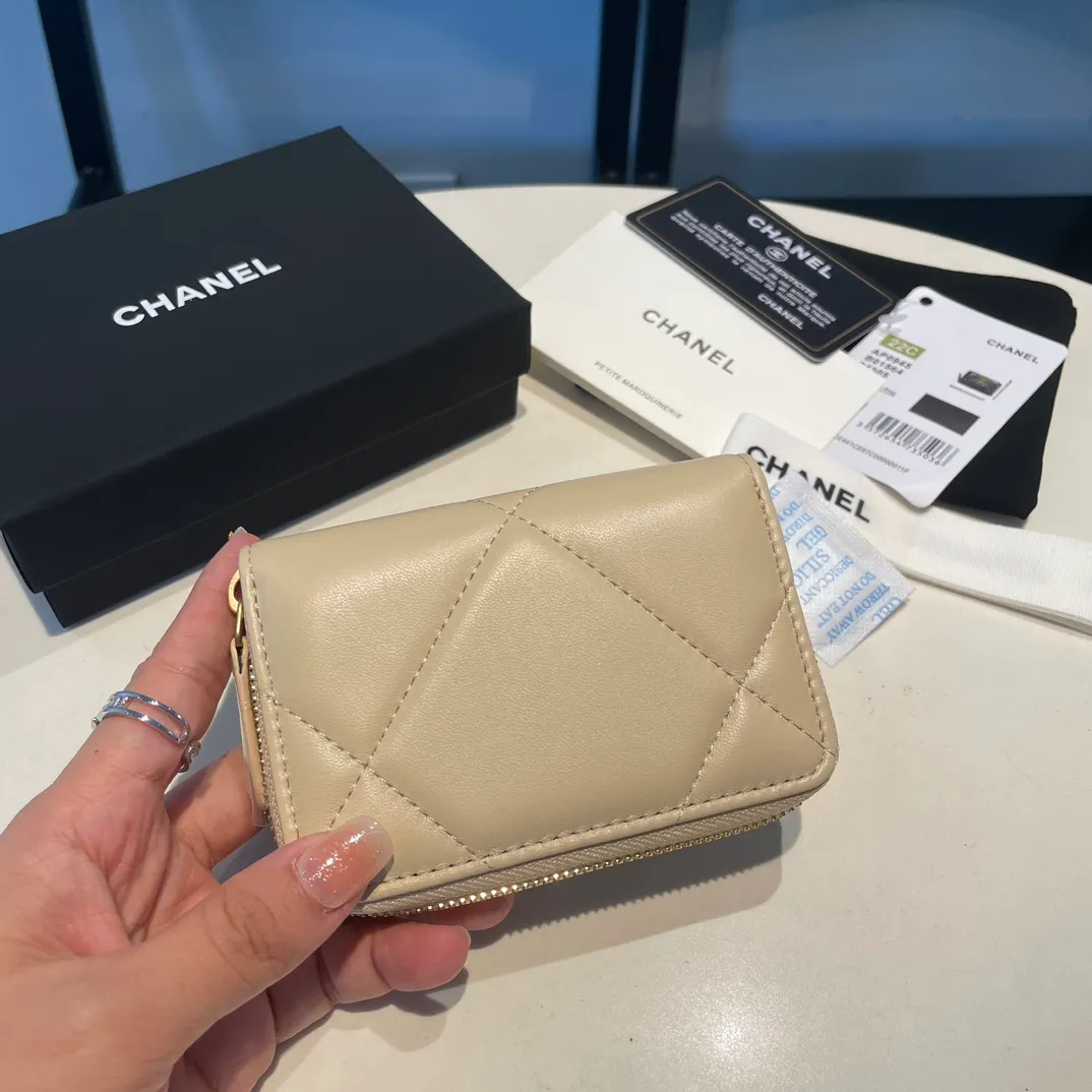 💰300😊 Upgraded version💋🆕 Ohanel new color🆕The latest zipper card holder, the texture of goatskin is invincible 😼The 19 series mainly promoted this season is the big rhombus, with a strong retro style👝Is there anyone who wants to buy each color🧸 The logo is eye-catching and unique, the goatskin has a light luster, and the temperament instantly ups and downs❣The fashionable style and style are also jointly created by Karl and Viard. The first series launched by the new artistic director will be a key recommendation of the brand from this year to next year, conveying the essence of the brand, with a full set of packaging 0945🍃size: 11.5*8cm