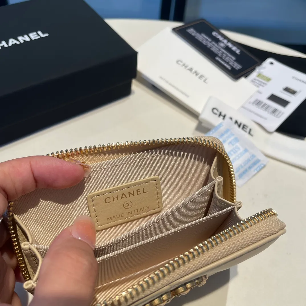💰300😊 Upgraded version💋🆕 Ohanel new color🆕The latest zipper card holder, the texture of goatskin is invincible 😼The 19 series mainly promoted this season is the big rhombus, with a strong retro style👝Is there anyone who wants to buy each color🧸 The logo is eye-catching and unique, the goatskin has a light luster, and the temperament instantly ups and downs❣The fashionable style and style are also jointly created by Karl and Viard. The first series launched by the new artistic director will be a key recommendation of the brand from this year to next year, conveying the essence of the brand, with a full set of packaging 0945🍃size: 11.5*8cm