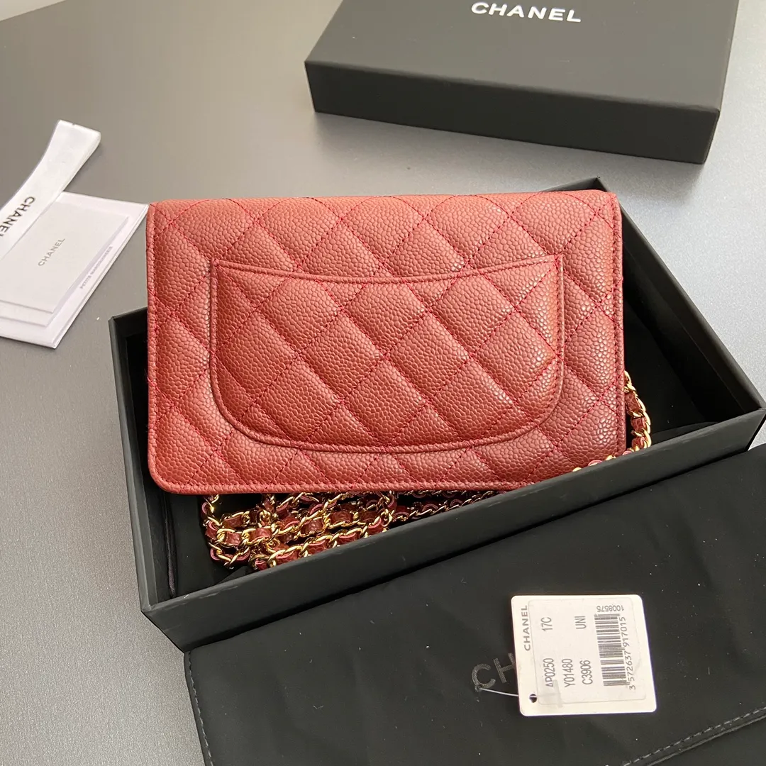 640💰Xiaoxiang imported Italian grained calfskin Item number: A0250 Price: 640 Size: w20×h13×d3.5cm Color: Burgundy ball pattern golden steel mark