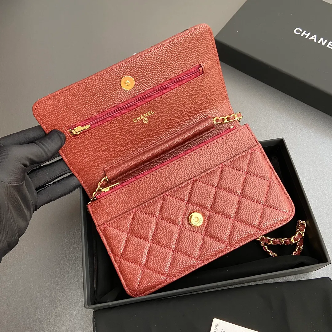 640💰Xiaoxiang imported Italian grained calfskin Item number: A0250 Price: 640 Size: w20×h13×d3.5cm Color: Burgundy ball pattern golden steel mark