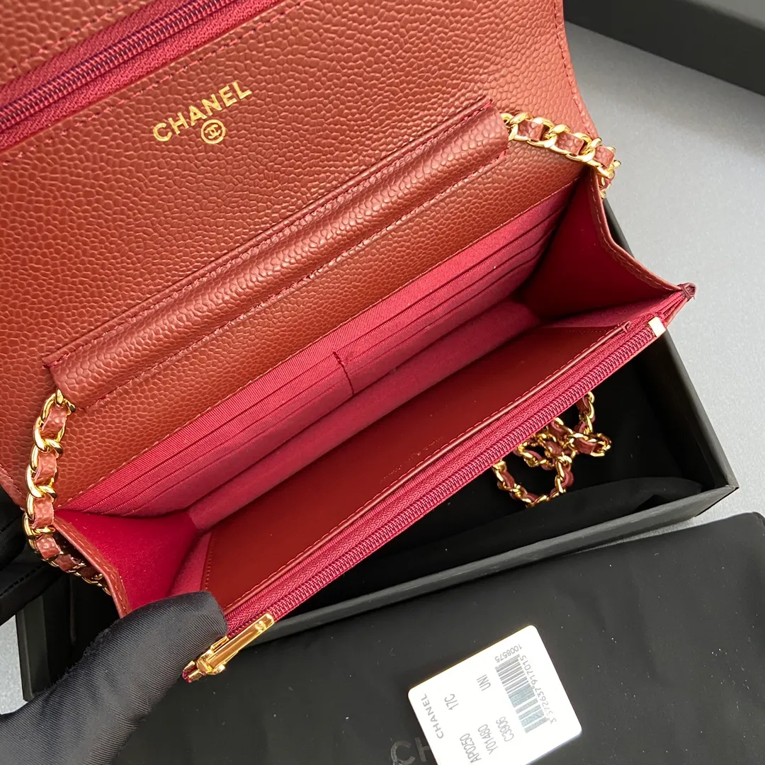 640💰Xiaoxiang imported Italian grained calfskin Item number: A0250 Price: 640 Size: w20×h13×d3.5cm Color: Burgundy ball pattern golden steel mark