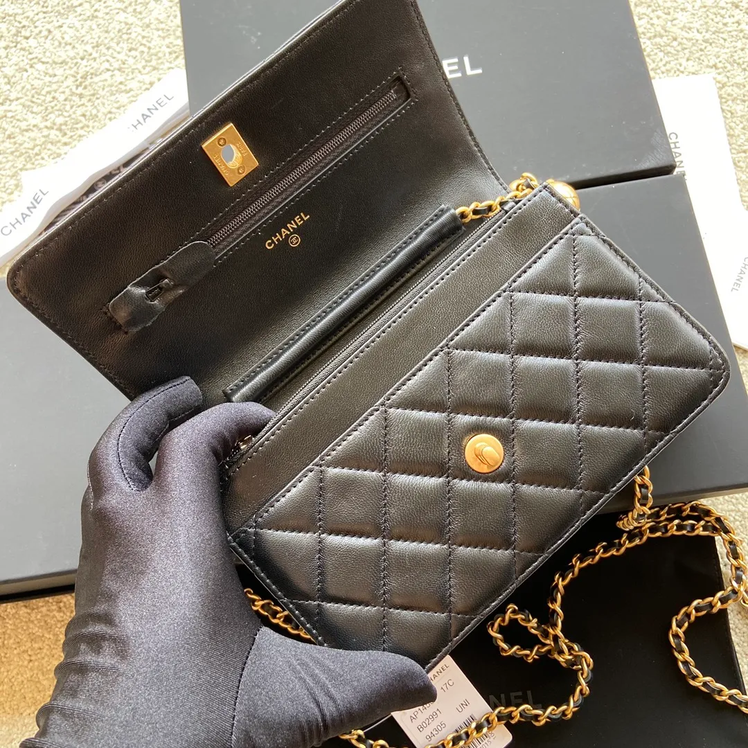 Xiaoxiang imported Italian sheepskin Item number: AP2900 Price: 860 Size: w19×h13×d4cm Color: black sheepskin straight gold hardware