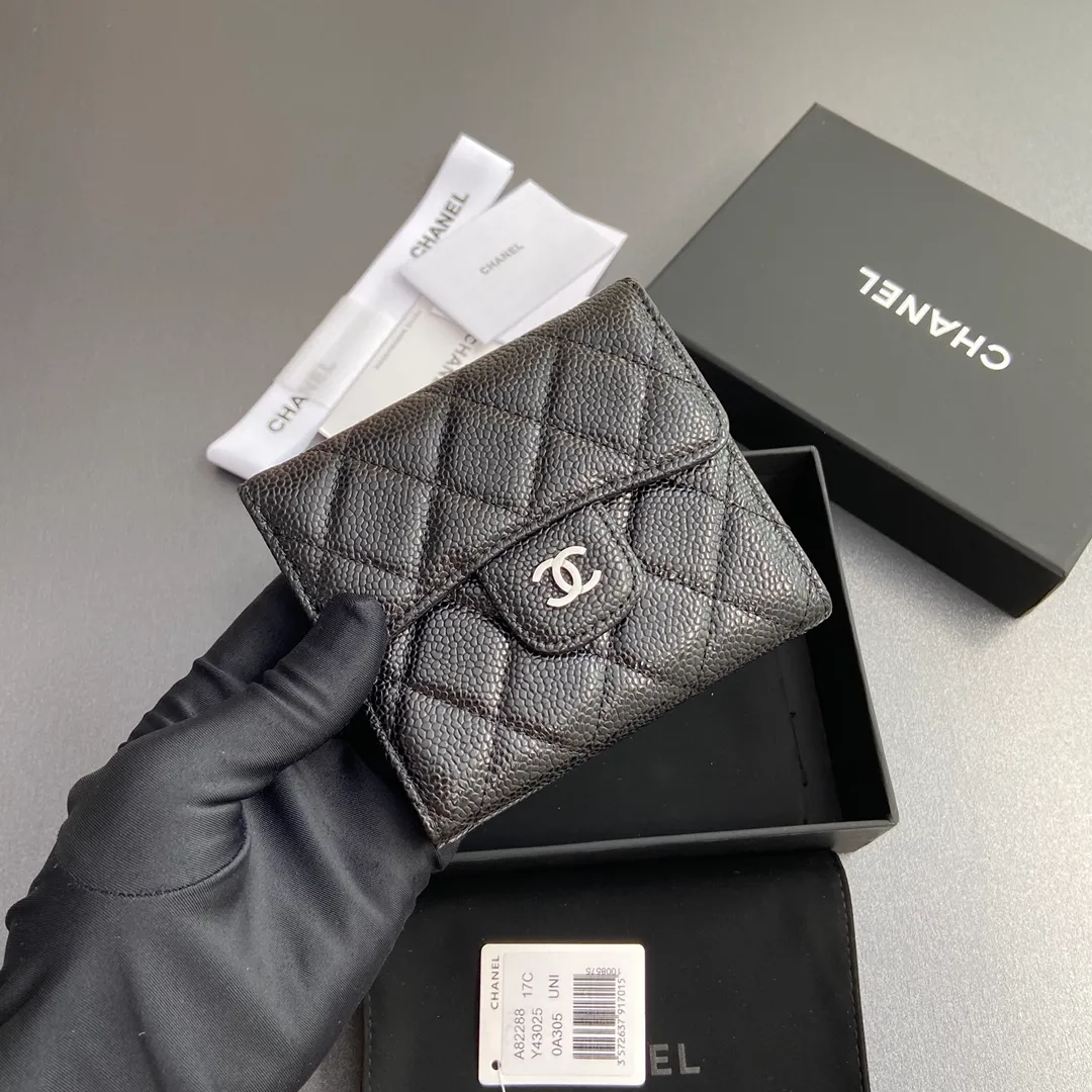 [Imported leather from Italy] ¥440 Special black spherical grain embossed leather Silver tone metal hardware 6 card slots 1 banknote compartment 1 coin zipper bag No.: 82288 Size: w10.5×h11.5×d3cm