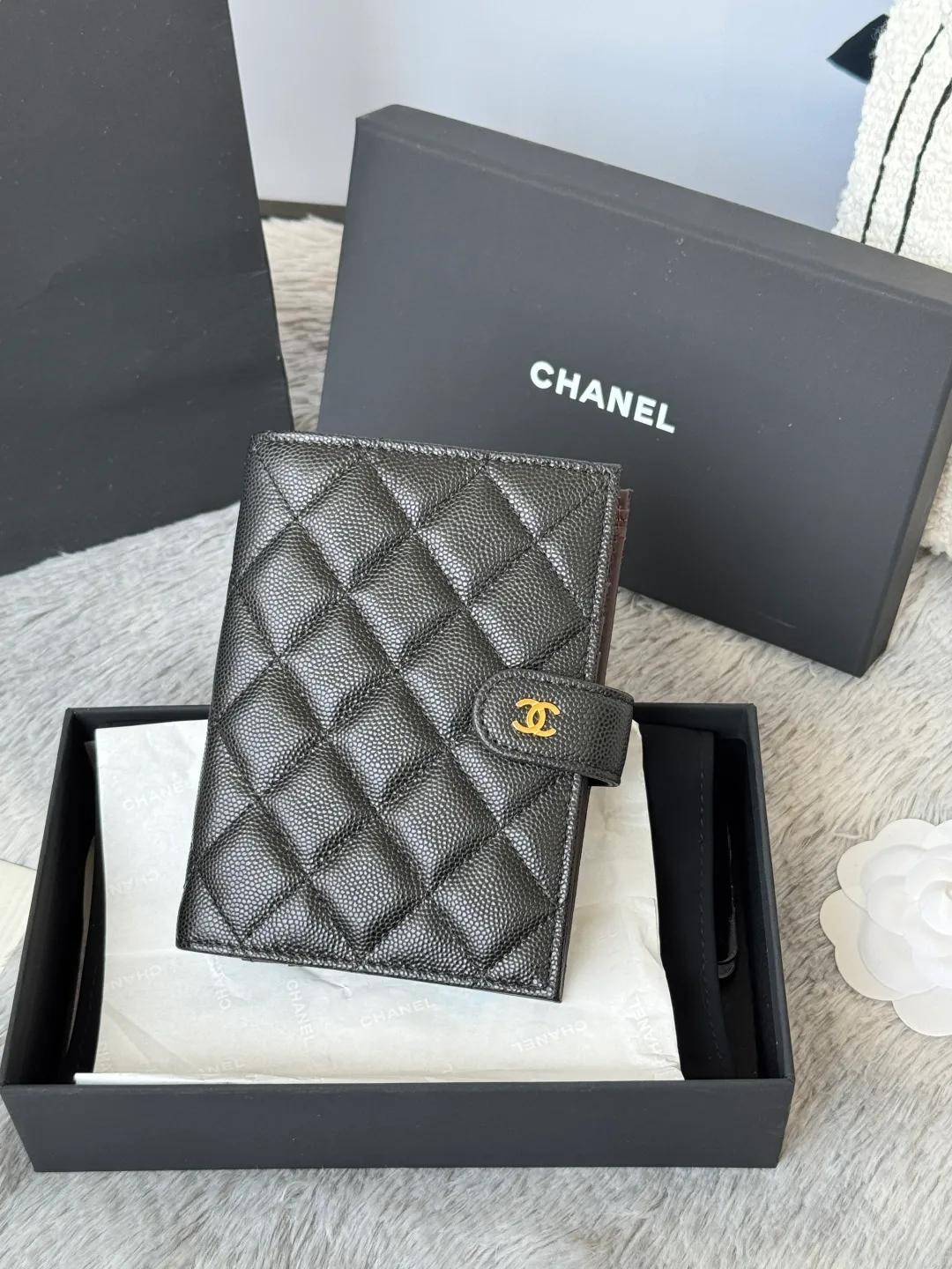 💰440💰4050 New product launched Passport wallet 2-in-1 passport holder that can hold cash, credit card and passport. CHANEL multifunctional passport holder, original quality, imported caviar, cowhide, color as shown in the picture, exclusive real shot, this design may also enter the classic series in the future. Style number: AP6392 Size: 15*10*3cm.