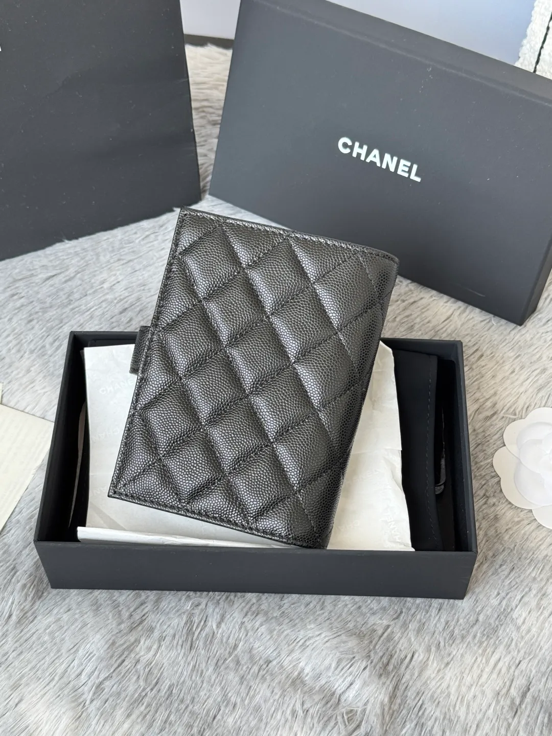 💰440💰4050 New product launched Passport wallet 2-in-1 passport holder that can hold cash, credit card and passport. CHANEL multifunctional passport holder, original quality, imported caviar, cowhide, color as shown in the picture, exclusive real shot, this design may also enter the classic series in the future. Style number: AP6392 Size: 15*10*3cm.
