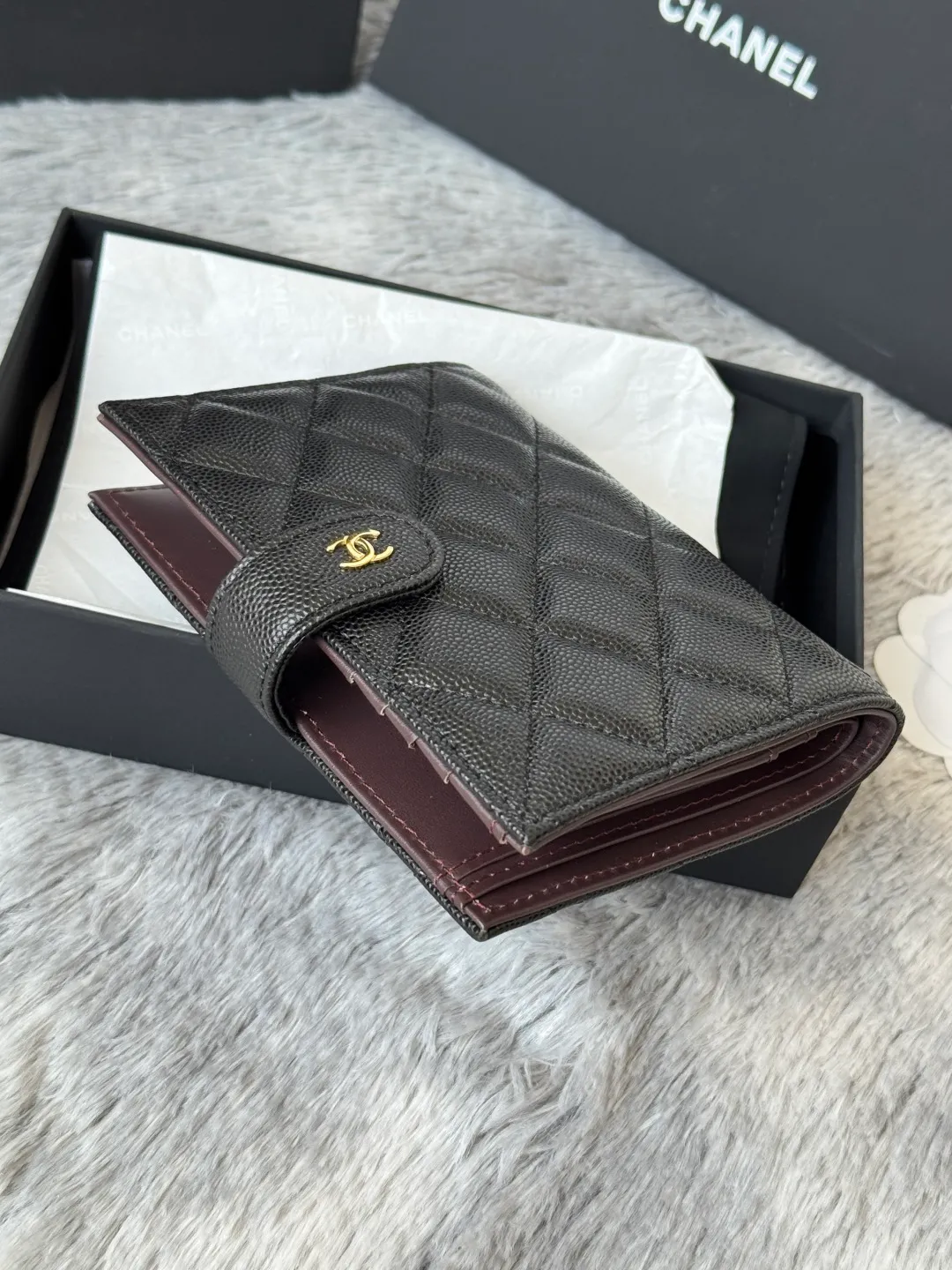 💰440💰4050 New product launched Passport wallet 2-in-1 passport holder that can hold cash, credit card and passport. CHANEL multifunctional passport holder, original quality, imported caviar, cowhide, color as shown in the picture, exclusive real shot, this design may also enter the classic series in the future. Style number: AP6392 Size: 15*10*3cm.