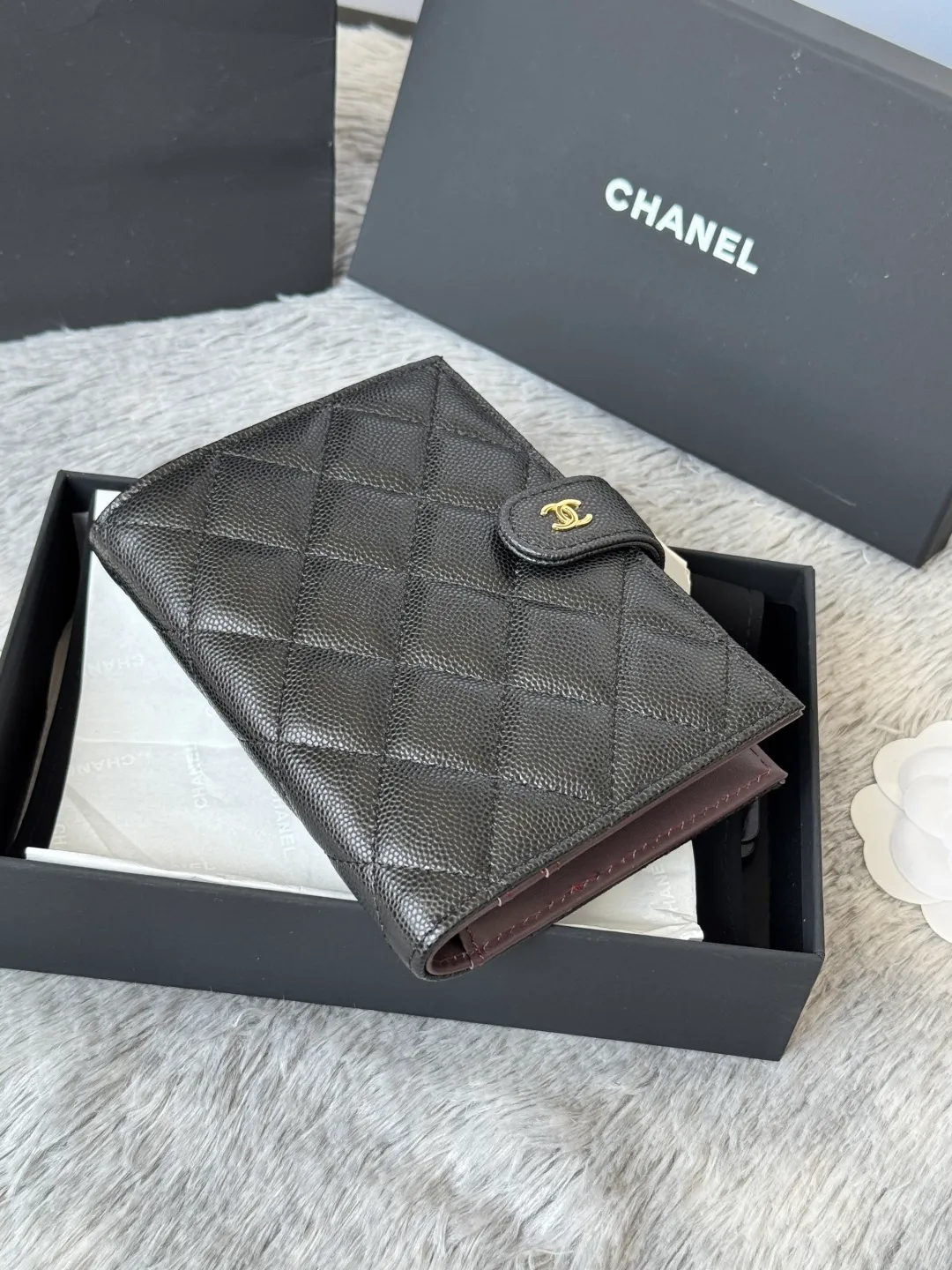 💰440💰4050 New product launched Passport wallet 2-in-1 passport holder that can hold cash, credit card and passport. CHANEL multifunctional passport holder, original quality, imported caviar, cowhide, color as shown in the picture, exclusive real shot, this design may also enter the classic series in the future. Style number: AP6392 Size: 15*10*3cm.