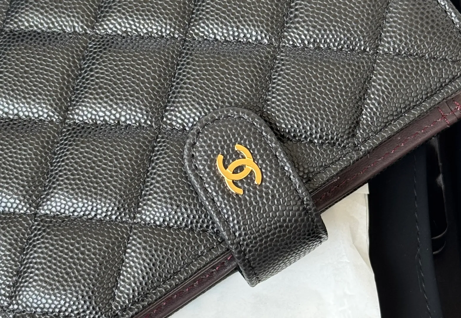 💰440💰4050 New product launched Passport wallet 2-in-1 passport holder that can hold cash, credit card and passport. CHANEL multifunctional passport holder, original quality, imported caviar, cowhide, color as shown in the picture, exclusive real shot, this design may also enter the classic series in the future. Style number: AP6392 Size: 15*10*3cm.