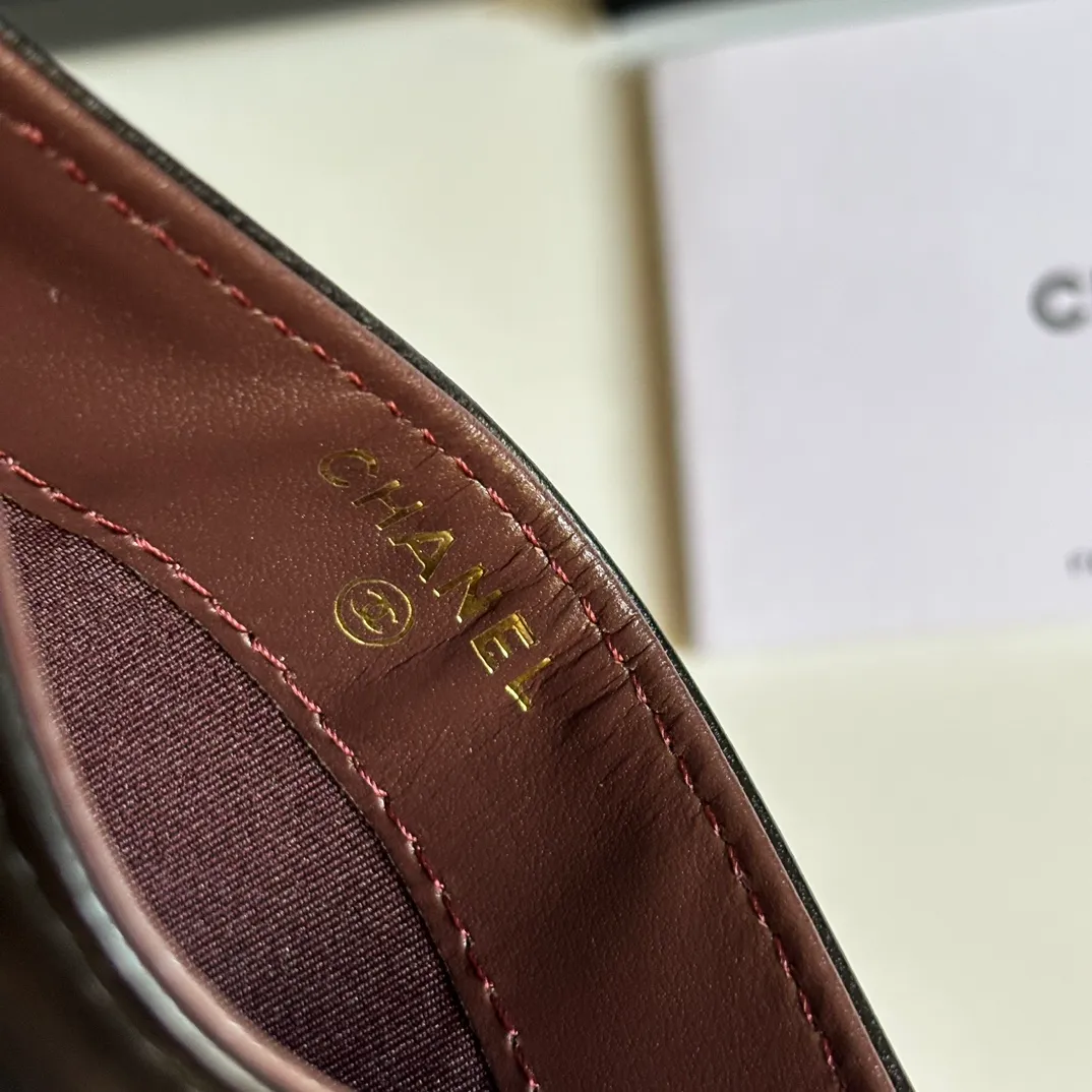 💰240 new product CH@NEL card holder has arrived💦This card holder adds a few more card slots based on the old model, making it more practical. It has original quality and beautiful details. Model No. AP8944, size 11*8*1cm.
