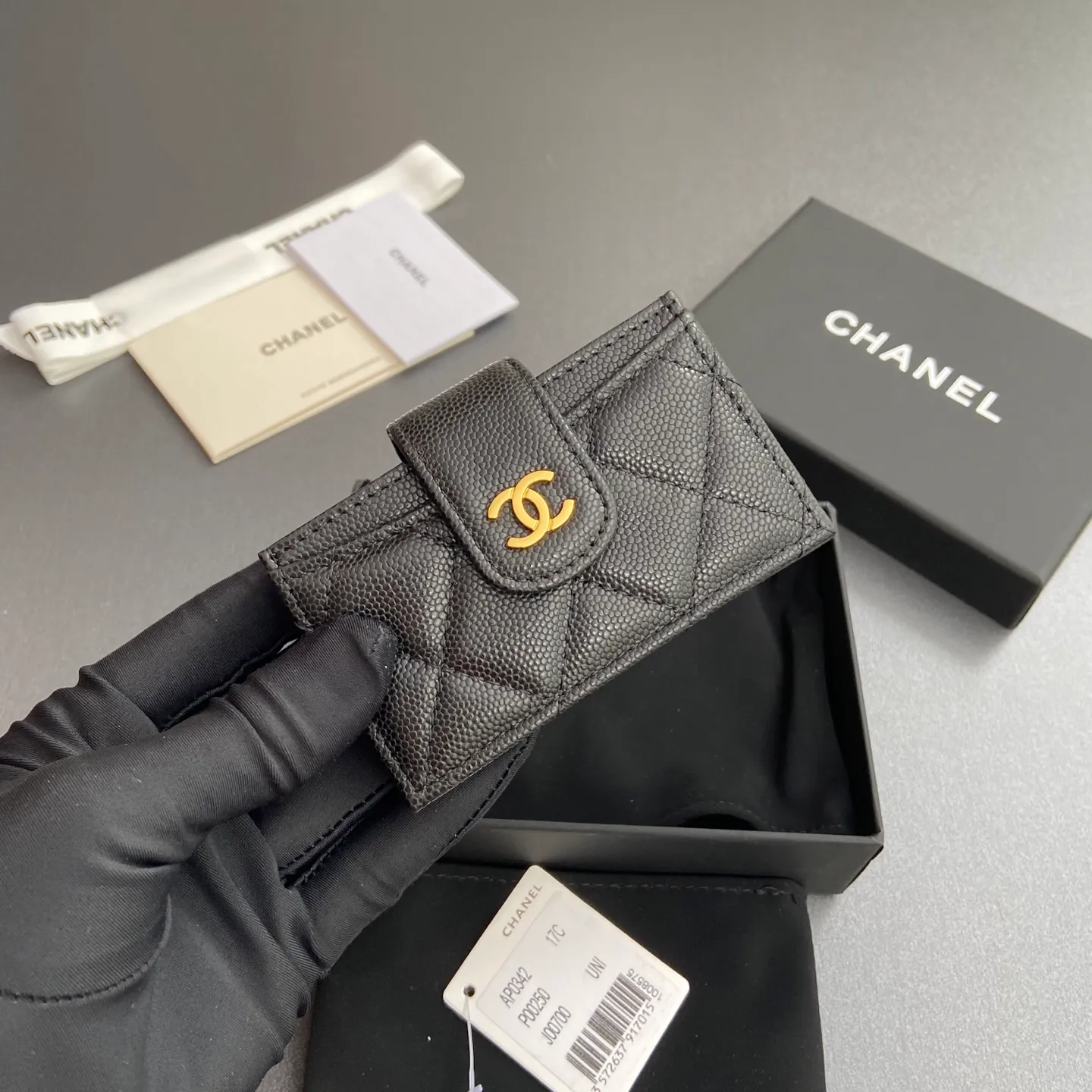 [Special grade hardware original leather] ¥400 Small fragrant organ multi-card slot card holder series with iconic metal logo Gold-toned metal hardware, exclusive Italian imported leather 6 card slots No.: 0342 Black fine ball pattern gold steel mark Size: w10×h6×2cm