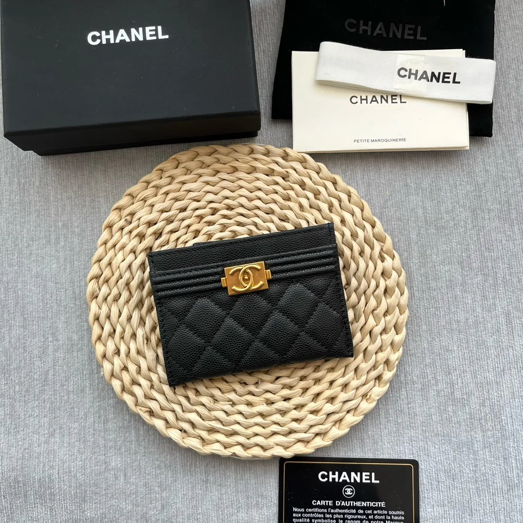 ¥220 [original quality] [with serial code] CHANEL’s new leboy card holder has arrived! The pebbled diamond pattern is very eye-catching! The retro gold buckle has an old-fashioned feel and is very fashionable and retro❤️This small card holder is very cost-effective, and you can also put some change in the three card slots👍Model number: 84431 Size: 11×7.5×1cm
