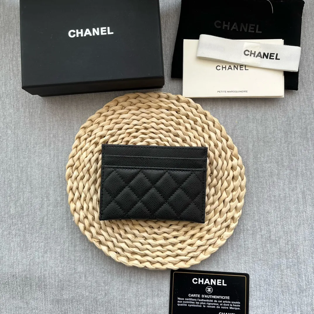 ¥220 [original quality] [with serial code] CHANEL’s new leboy card holder has arrived! The pebbled diamond pattern is very eye-catching! The retro gold buckle has an old-fashioned feel and is very fashionable and retro❤️This small card holder is very cost-effective, and you can also put some change in the three card slots👍Model number: 84431 Size: 11×7.5×1cm