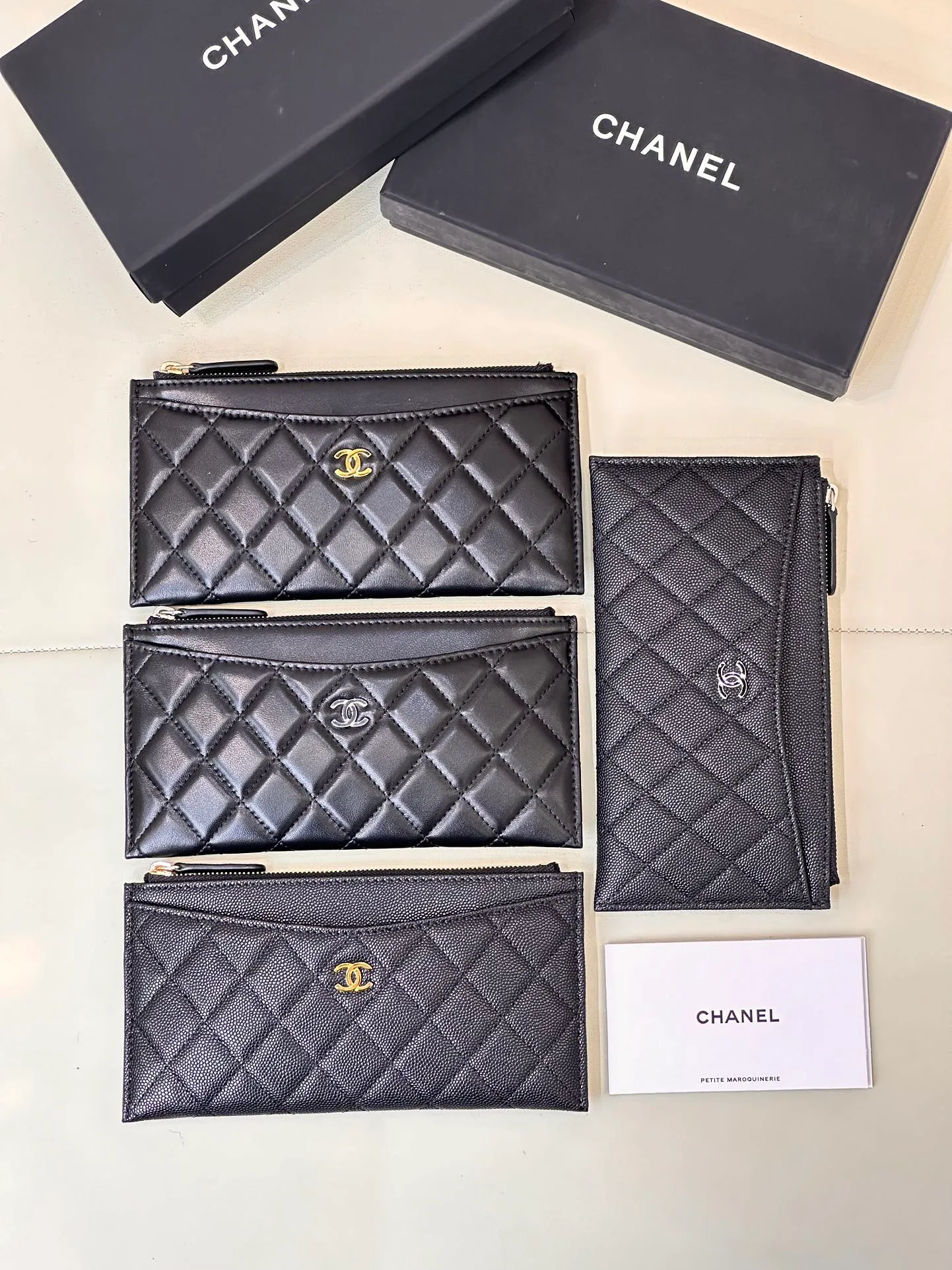 84107 Xiaoxiang zipper wallet Xiaoxiang has always been every woman's favorite. Any single product is worth looking forward to. It is exquisite, simple and compact, yet luxurious and cute! Our store is definitely not bragging, they are all synchronous counters, and they are snatched from channels. Real products really need to be snatched up. Although there are not many styles that can be obtained each time, it will bring everyone full of surprises every time. This style is a very classic style, which has always been popular🔥, zipper opening and closing, small and exquisite, but easy to use, suitable capacity, simple and practical, a must-have item in the bag! Absolutely authentic. If you like it, don’t miss it. Size: 19.5-10cm