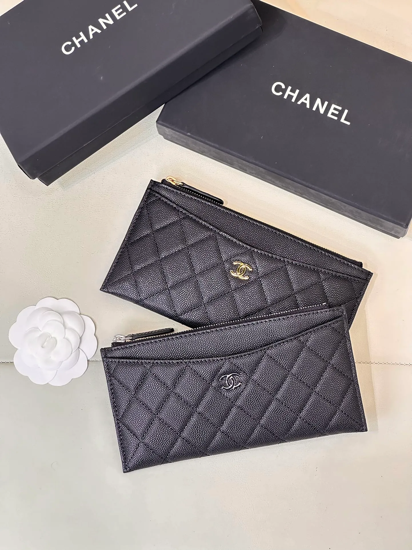 84107 Xiaoxiang zipper wallet Xiaoxiang has always been every woman's favorite. Any single product is worth looking forward to. It is exquisite, simple and compact, yet luxurious and cute! Our store is definitely not bragging, they are all synchronous counters, and they are snatched from channels. Real products really need to be snatched up. Although there are not many styles that can be obtained each time, it will bring everyone full of surprises every time. This style is a very classic style, which has always been popular🔥, zipper opening and closing, small and exquisite, but easy to use, suitable capacity, simple and practical, a must-have item in the bag! Absolutely authentic. If you like it, don’t miss it. Size: 19.5-10cm